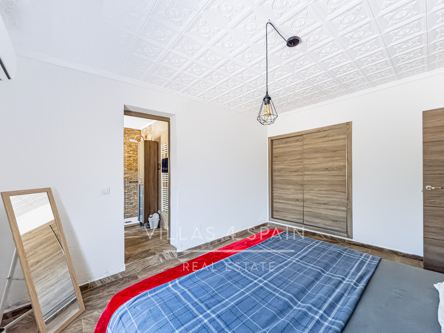 Resale - 4 Bed 3 Bath Villa with a private pool & parking in Aspe Alicante - av tres de agosto - Alicante