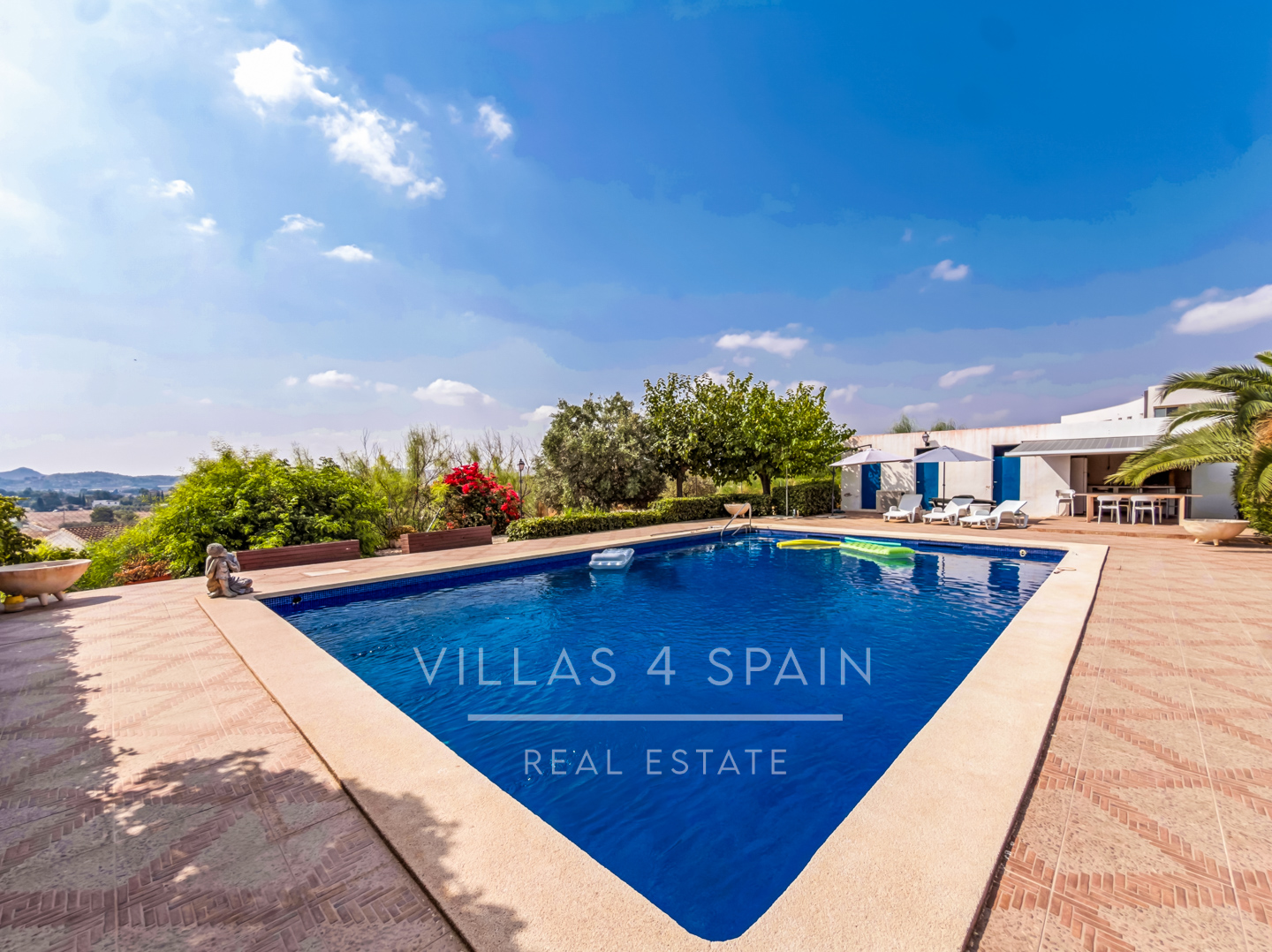 Resale - 4 Bed 3 Bath Villa with a private pool & parking in Aspe Alicante - av tres de agosto - Alicante
