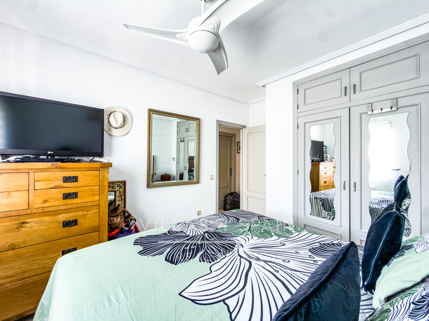 Resale - 3 Bed 3 bath Villa with Private Pool and Parking + Hot tub and Guest apartment in El Galan, Villamartin - calle marbella - Alicante