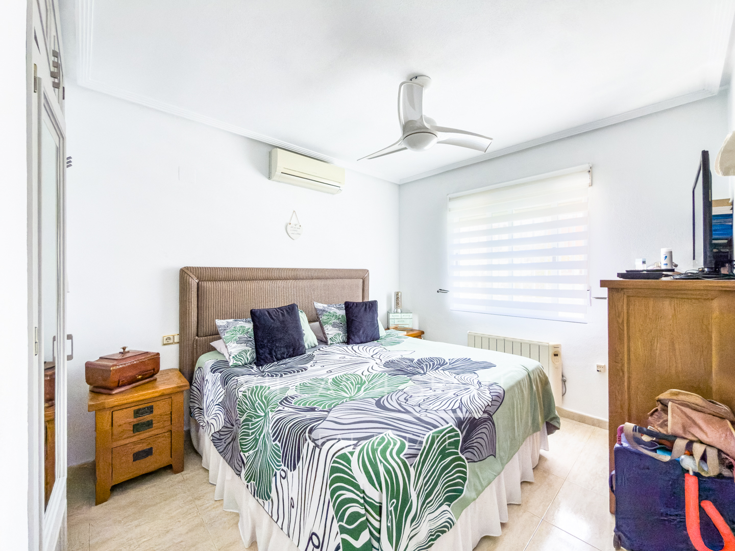Resale - 3 Bed 3 bath Villa with Private Pool and Parking + Hot tub and Guest apartment in El Galan, Villamartin - calle marbella - Alicante