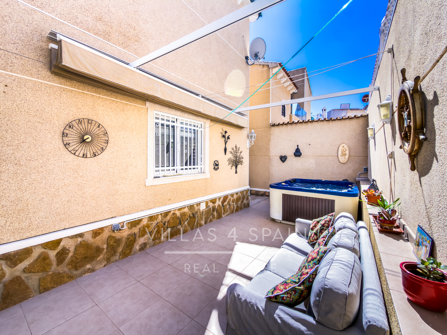 Resale - 3 Bed 3 bath Villa with Private Pool and Parking + Hot tub and Guest apartment in El Galan, Villamartin - calle marbella - Alicante