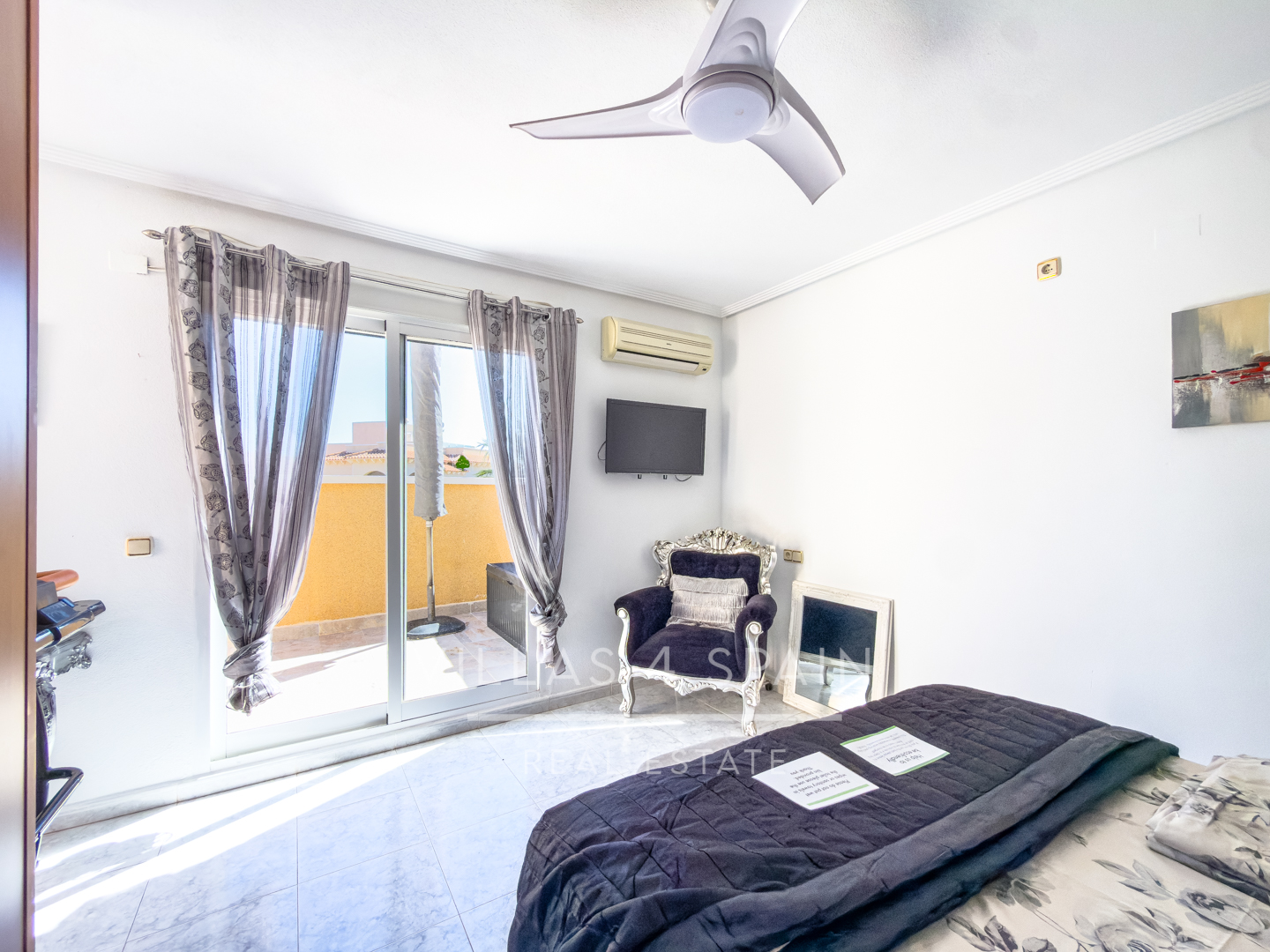Resale - 3 Bed 3 bath Villa with Private Pool and Parking + Hot tub and Guest apartment in El Galan, Villamartin - calle marbella - Alicante