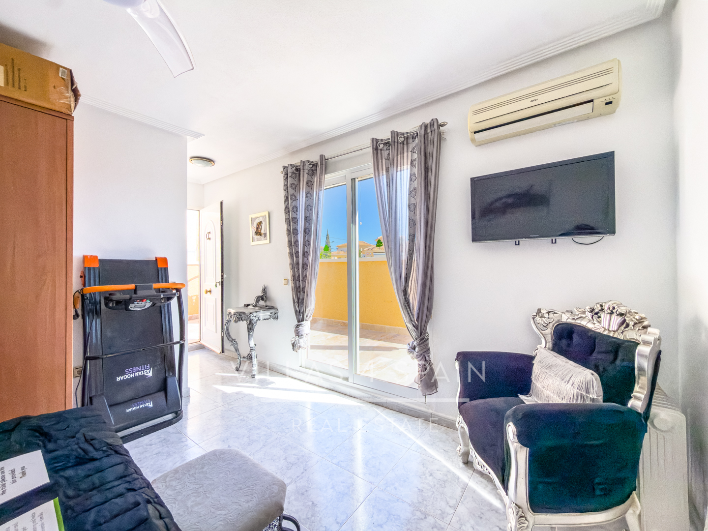 Resale - 3 Bed 3 bath Villa with Private Pool and Parking + Hot tub and Guest apartment in El Galan, Villamartin - calle marbella - Alicante