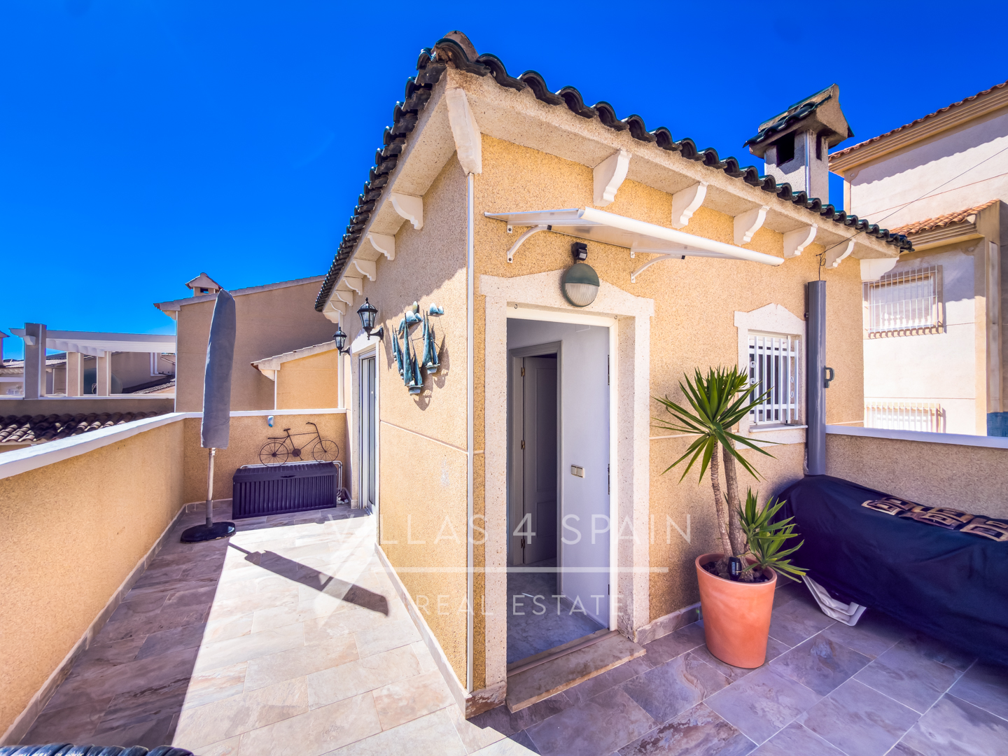Resale - 3 Bed 3 bath Villa with Private Pool and Parking + Hot tub and Guest apartment in El Galan, Villamartin - calle marbella - Alicante