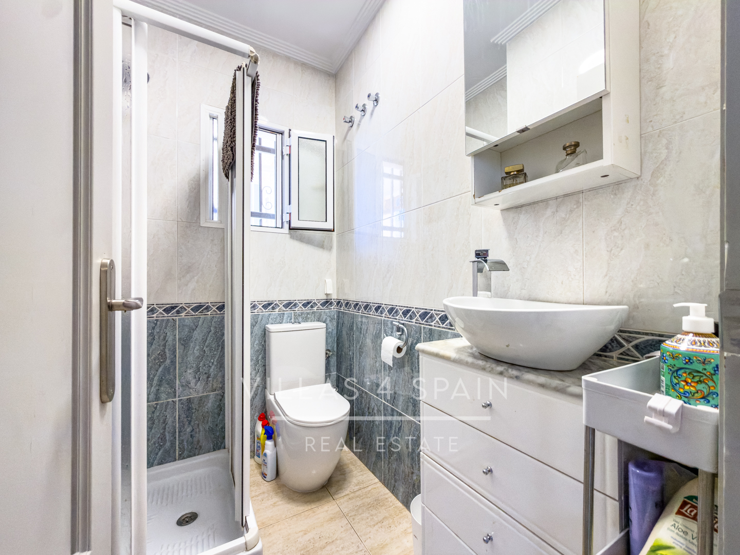 Resale - 3 Bed 3 bath Villa with Private Pool and Parking + Hot tub and Guest apartment in El Galan, Villamartin - calle marbella - Alicante