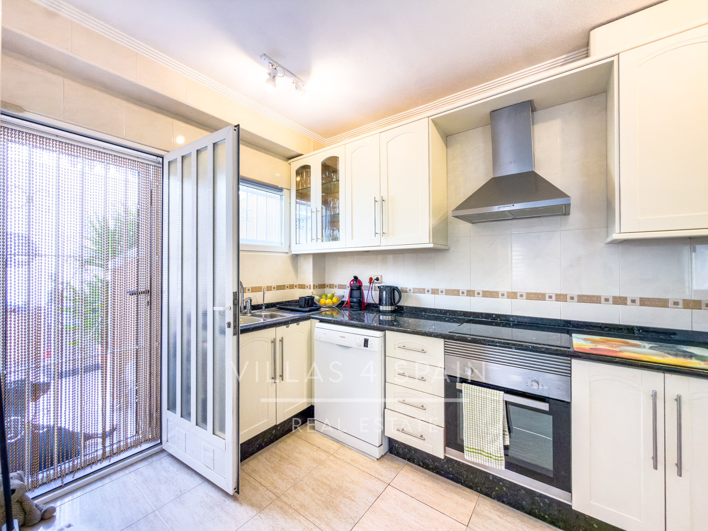 Resale - 3 Bed 3 bath Villa with Private Pool and Parking + Hot tub and Guest apartment in El Galan, Villamartin - calle marbella - Alicante
