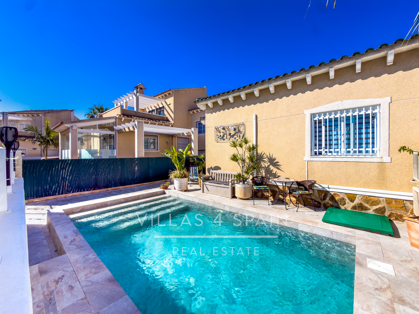 Resale - 3 Bed 3 bath Villa with Private Pool and Parking + Hot tub and Guest apartment in El Galan, Villamartin - calle marbella - Alicante