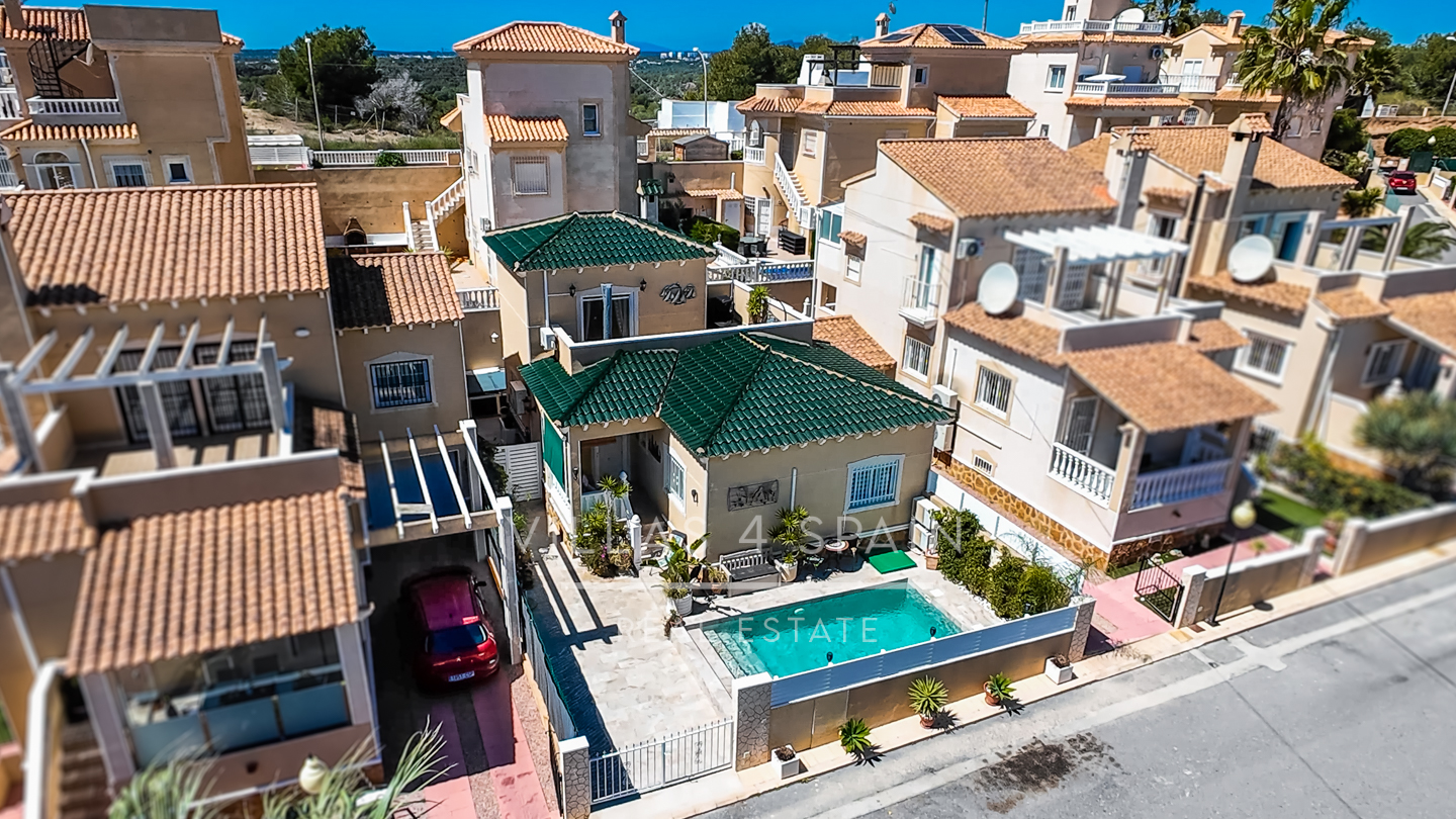 Resale - 3 Bed 3 bath Villa with Private Pool and Parking + Hot tub and Guest apartment in El Galan, Villamartin - calle marbella - Alicante