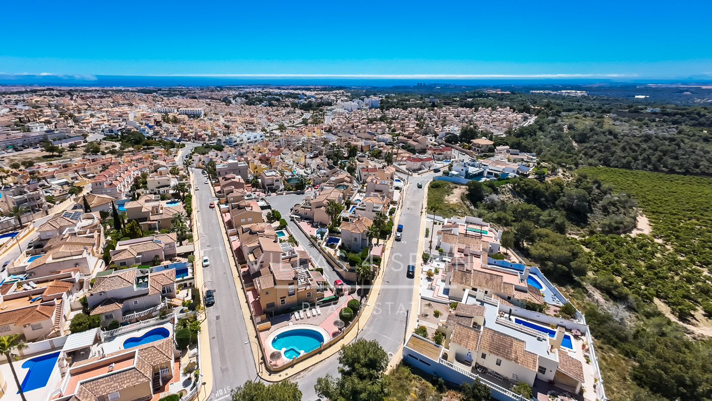 Resale - 3 Bed 3 bath Villa with Private Pool and Parking + Hot tub and Guest apartment in El Galan, Villamartin - calle marbella - Alicante
