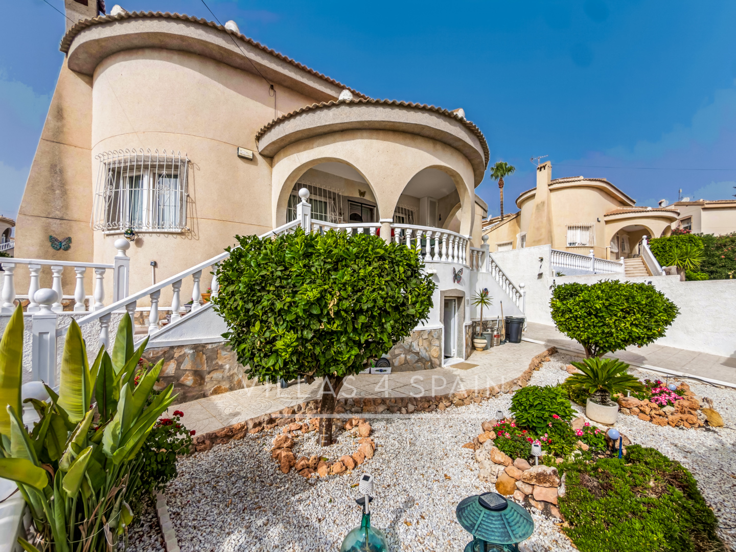 Resale - 3 Bed 3 Bath Villa with Private Pool and Parking with underbuild - C. Mar Mediterraneo - Alicante