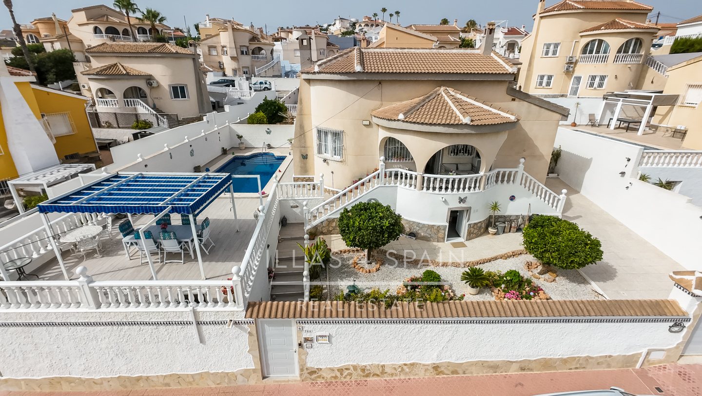 Resale - 3 Bed 3 Bath Villa with Private Pool and Parking with underbuild - C. Mar Mediterraneo - Alicante