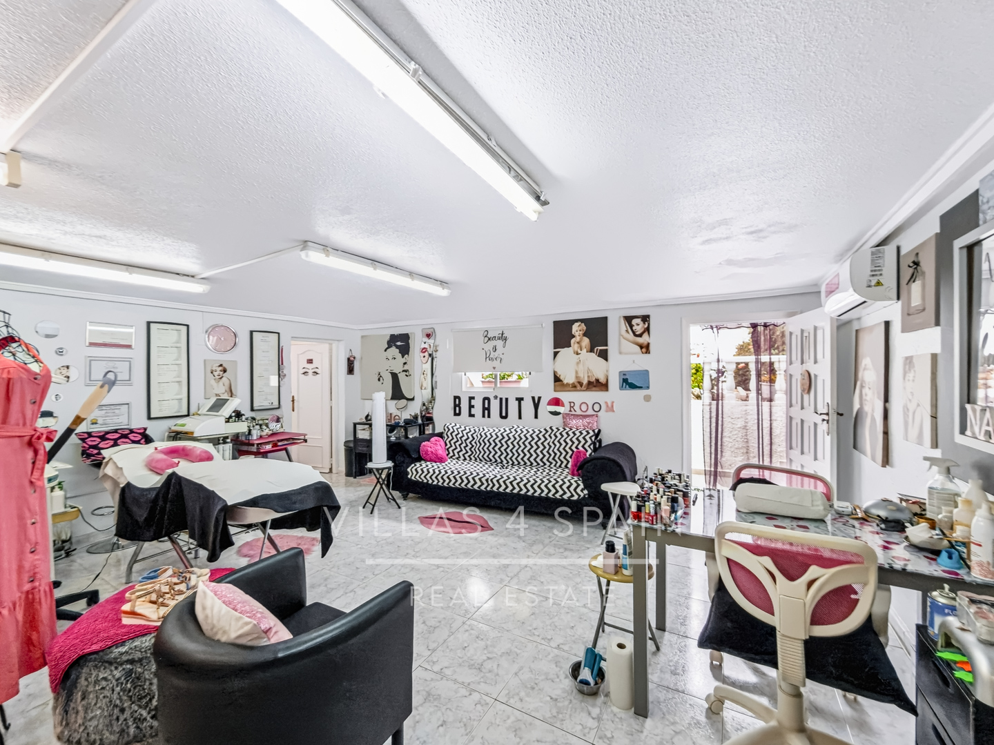 Resale - 3 Bed 3 Bath Villa with Private Pool and Parking with underbuild - C. Mar Mediterraneo - Alicante