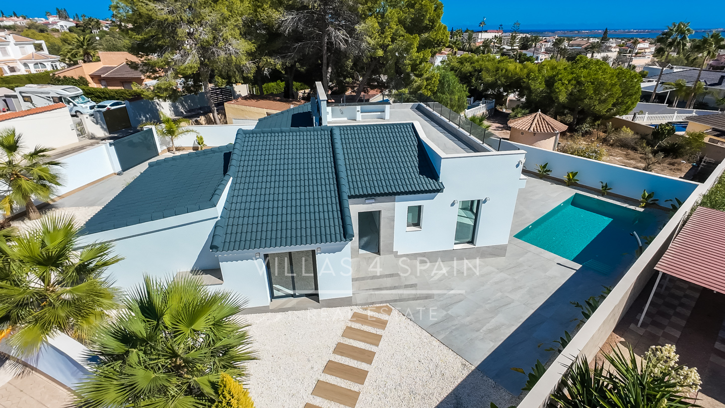 Resale - 5 Bed 4 Bath LUXURY CORNER PLOT VILLA with Pool IN CIUDAD QUESADA  -  - 