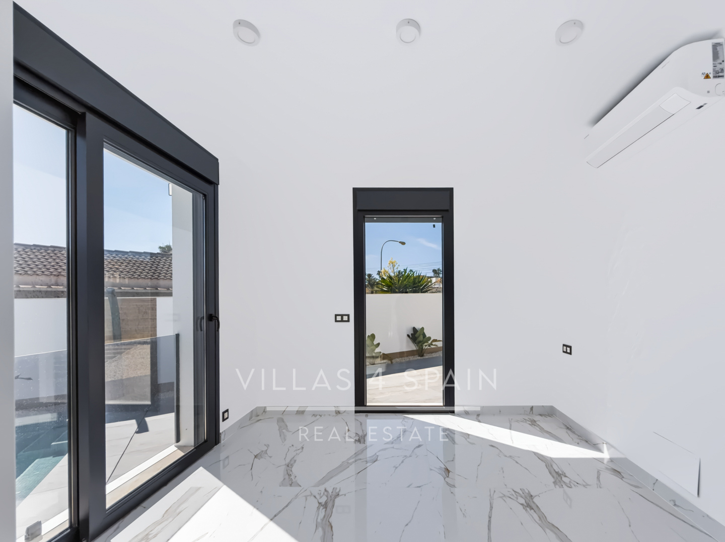Resale - 5 Bed 4 Bath LUXURY CORNER PLOT VILLA with Pool IN CIUDAD QUESADA  -  - 