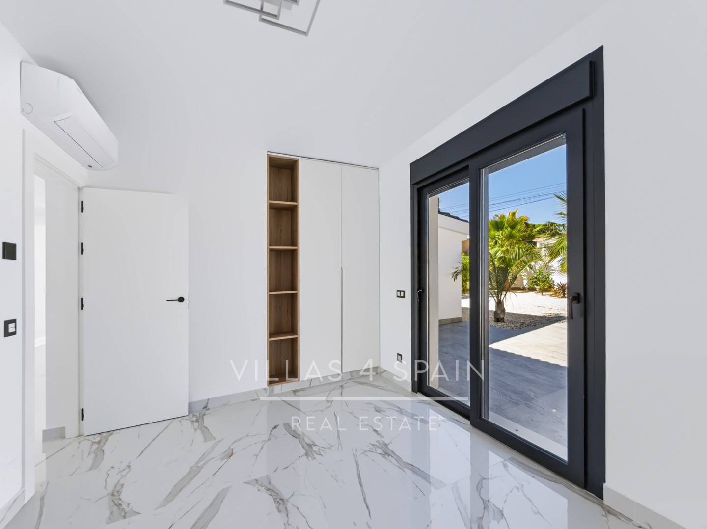 Resale - 5 Bed 4 Bath LUXURY CORNER PLOT VILLA with Pool IN CIUDAD QUESADA  -  - 