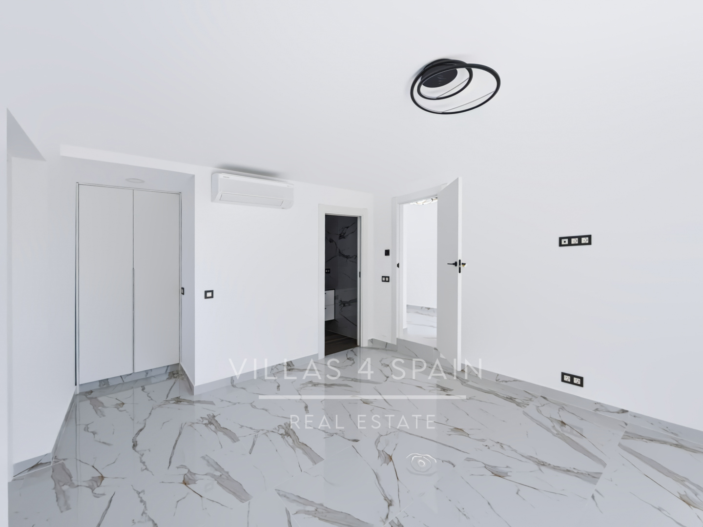 Resale - 5 Bed 4 Bath LUXURY CORNER PLOT VILLA with Pool IN CIUDAD QUESADA  -  - 