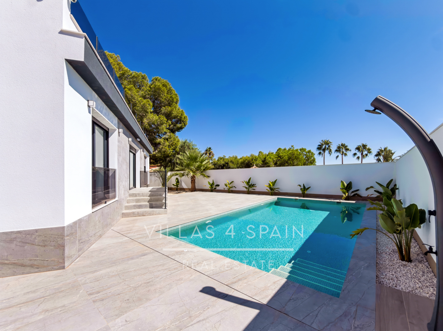 Resale - 5 Bed 4 Bath LUXURY CORNER PLOT VILLA with Pool IN CIUDAD QUESADA  -  - 