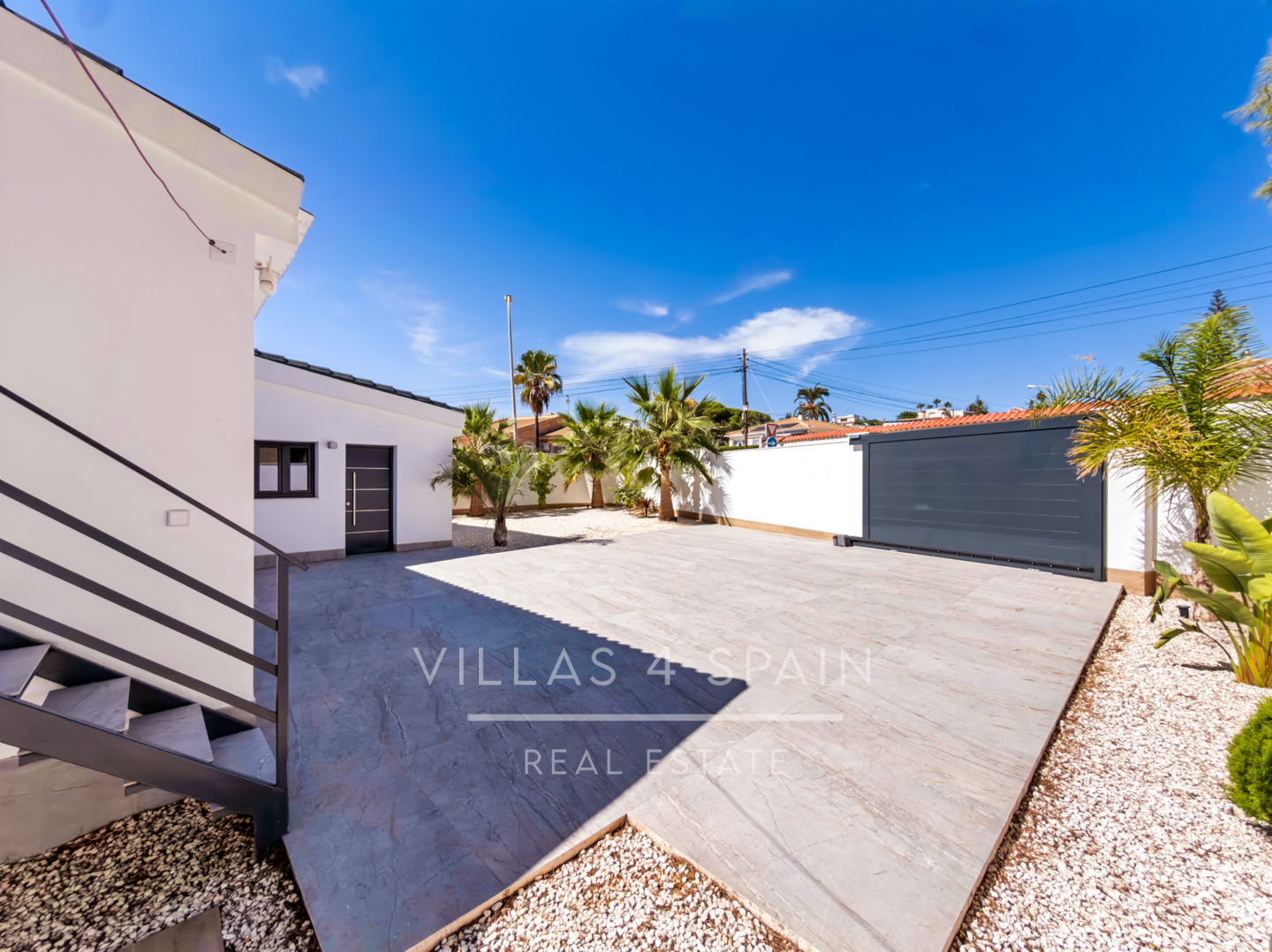Resale - 5 Bed 4 Bath LUXURY CORNER PLOT VILLA with Pool IN CIUDAD QUESADA  -  - 