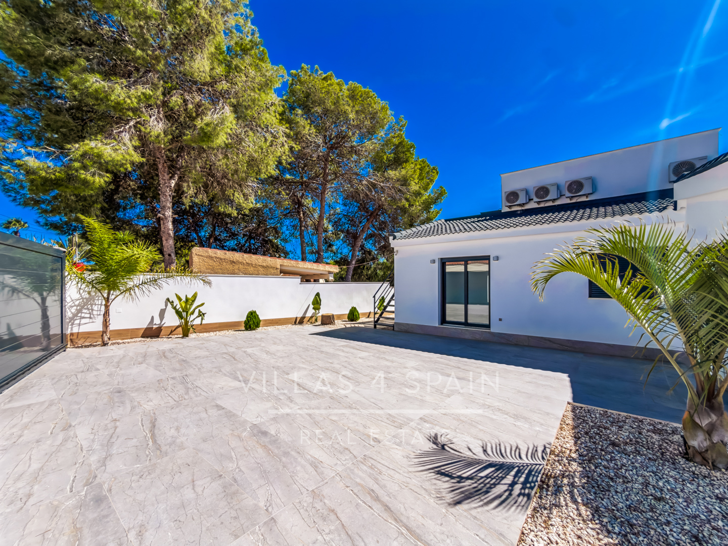 Resale - 5 Bed 4 Bath LUXURY CORNER PLOT VILLA with Pool IN CIUDAD QUESADA  -  - 