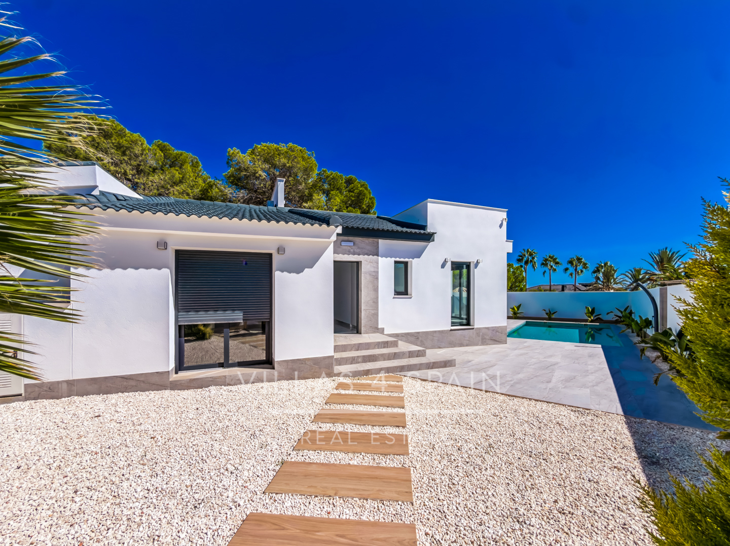 Resale - 5 Bed 4 Bath LUXURY CORNER PLOT VILLA with Pool IN CIUDAD QUESADA  -  - 