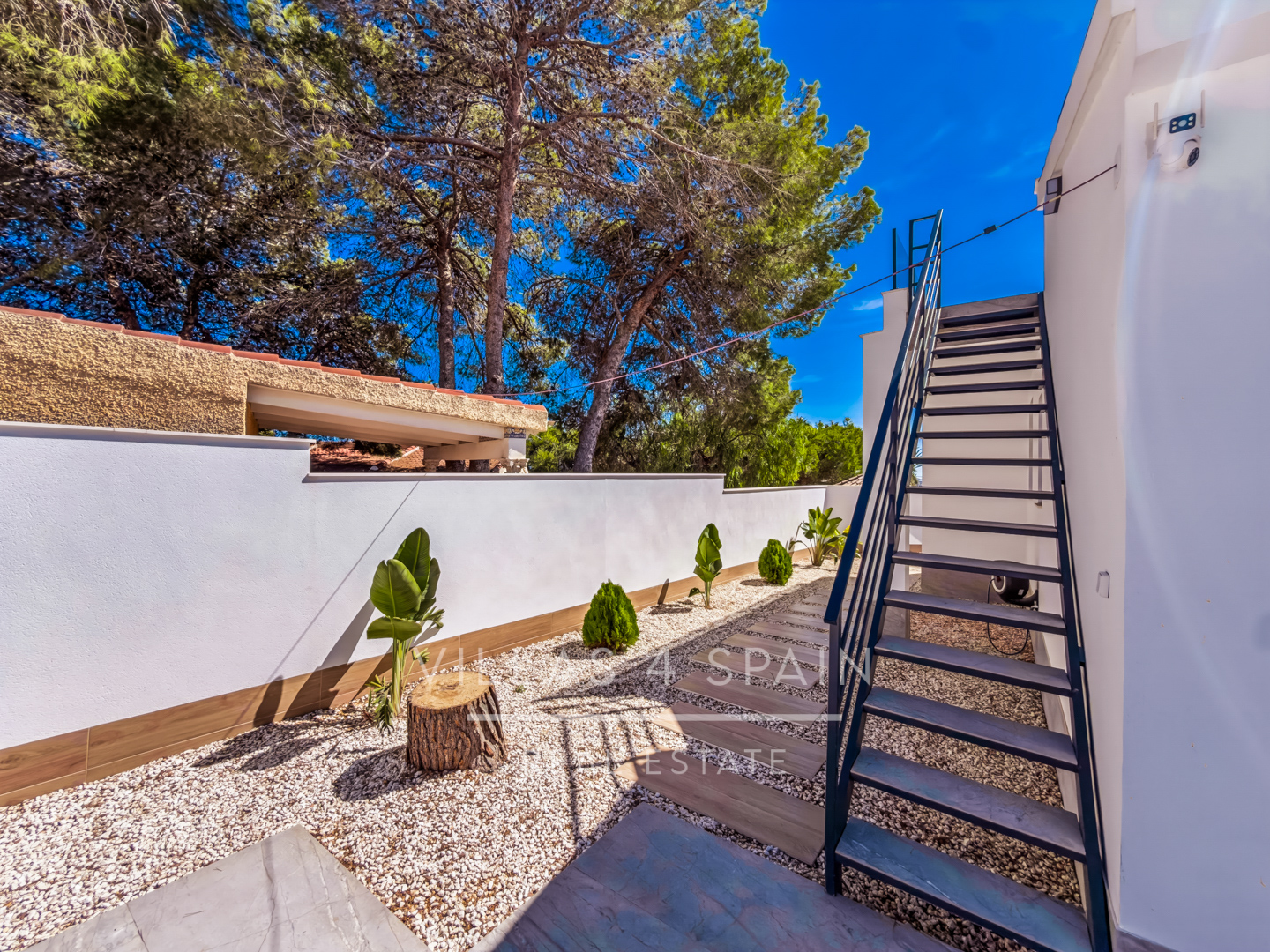 Resale - 5 Bed 4 Bath LUXURY CORNER PLOT VILLA with Pool IN CIUDAD QUESADA  -  - 