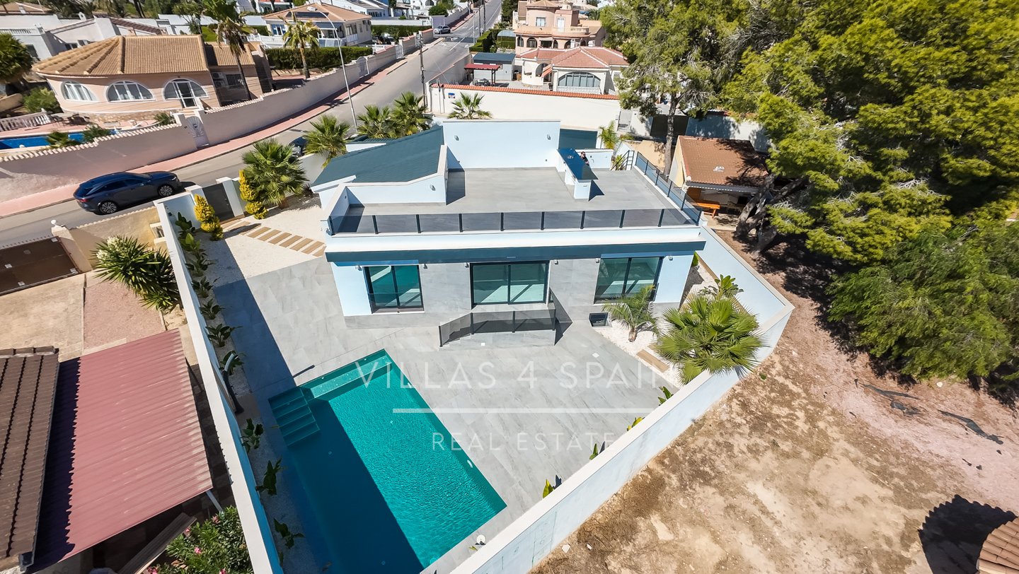 Resale - 5 Bed 4 Bath LUXURY CORNER PLOT VILLA with Pool IN CIUDAD QUESADA  -  - 