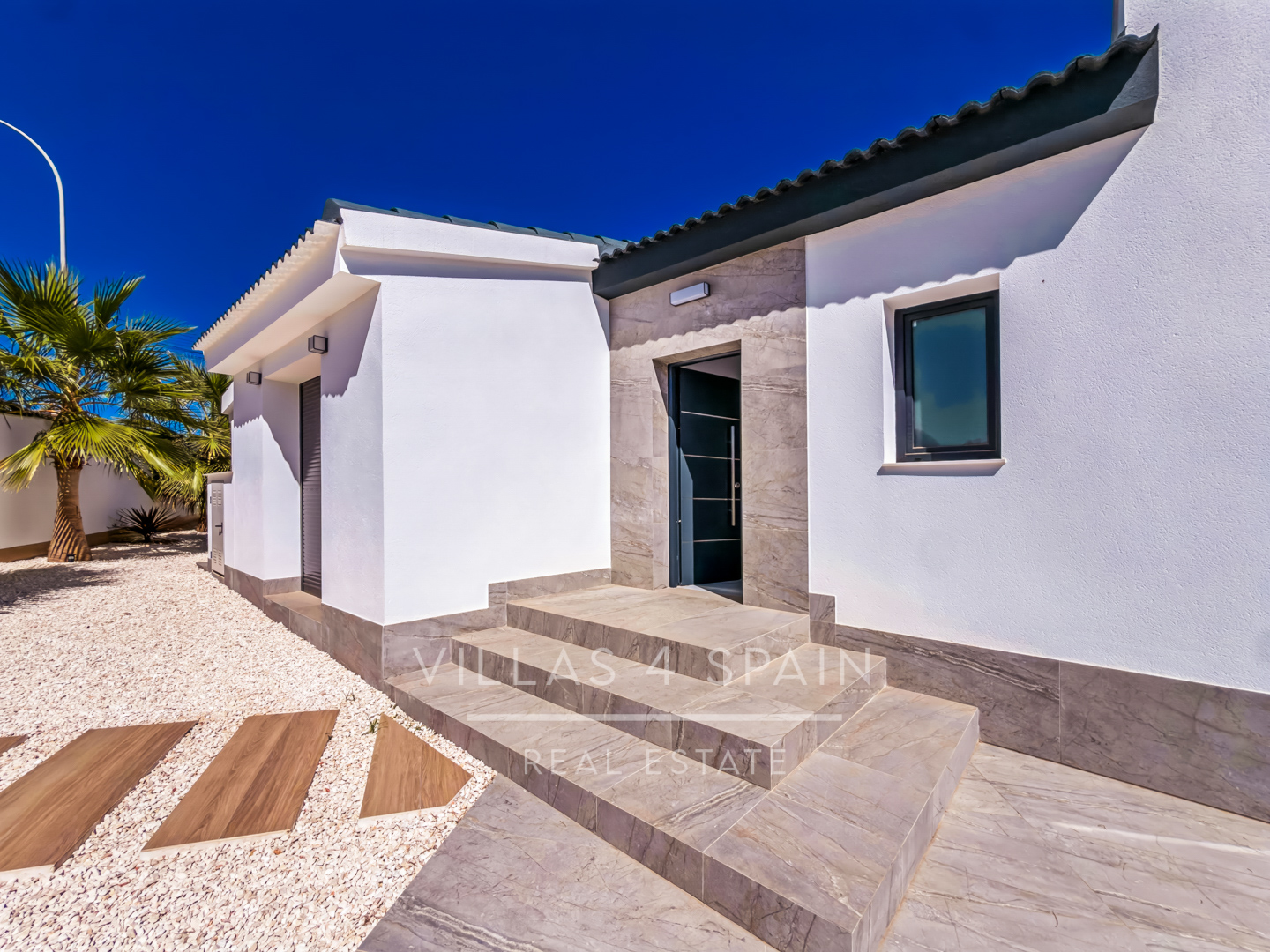 Resale - 5 Bed 4 Bath LUXURY CORNER PLOT VILLA with Pool IN CIUDAD QUESADA  -  - 
