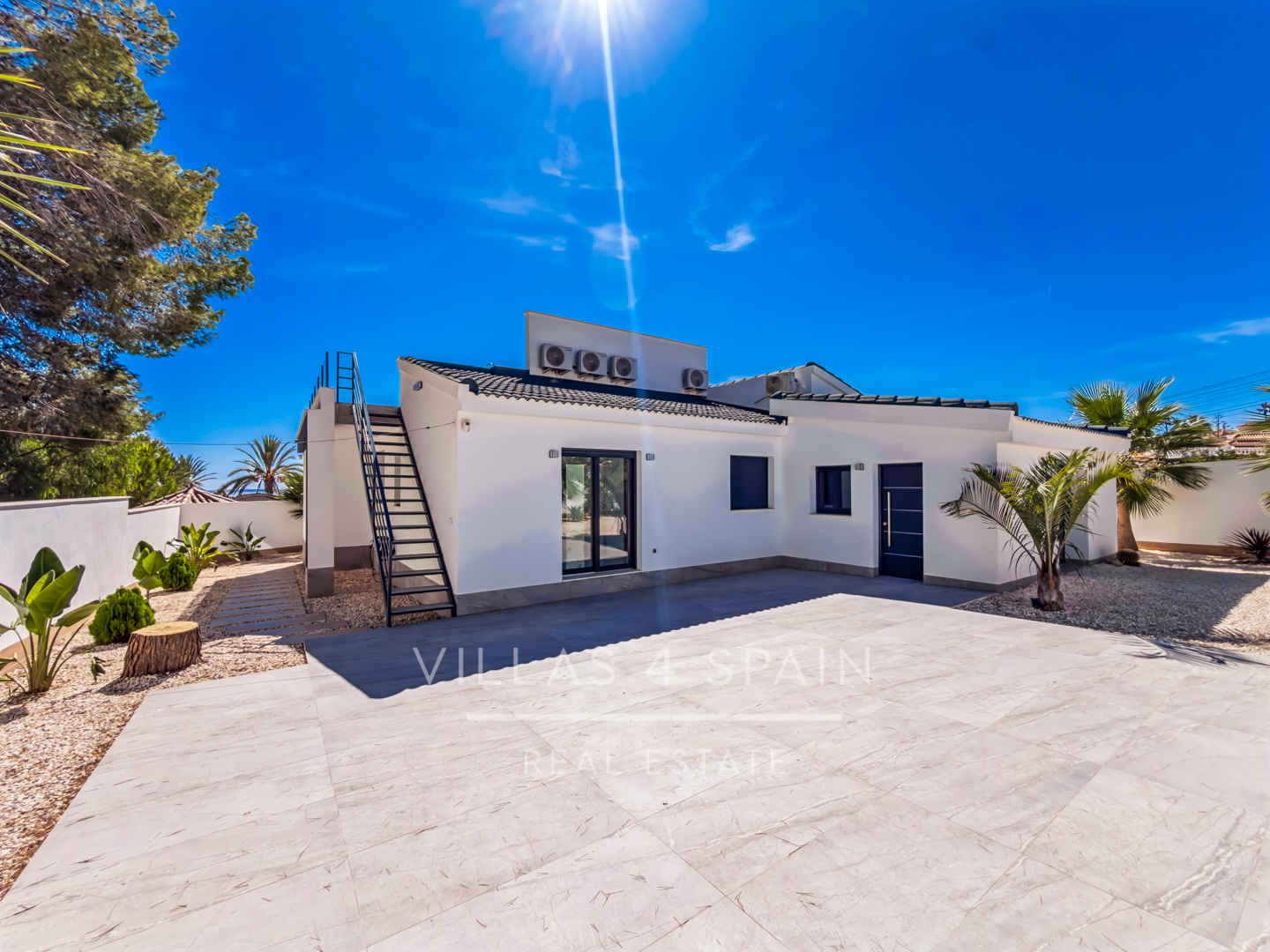 Resale - 5 Bed 4 Bath LUXURY CORNER PLOT VILLA with Pool IN CIUDAD QUESADA  -  - 