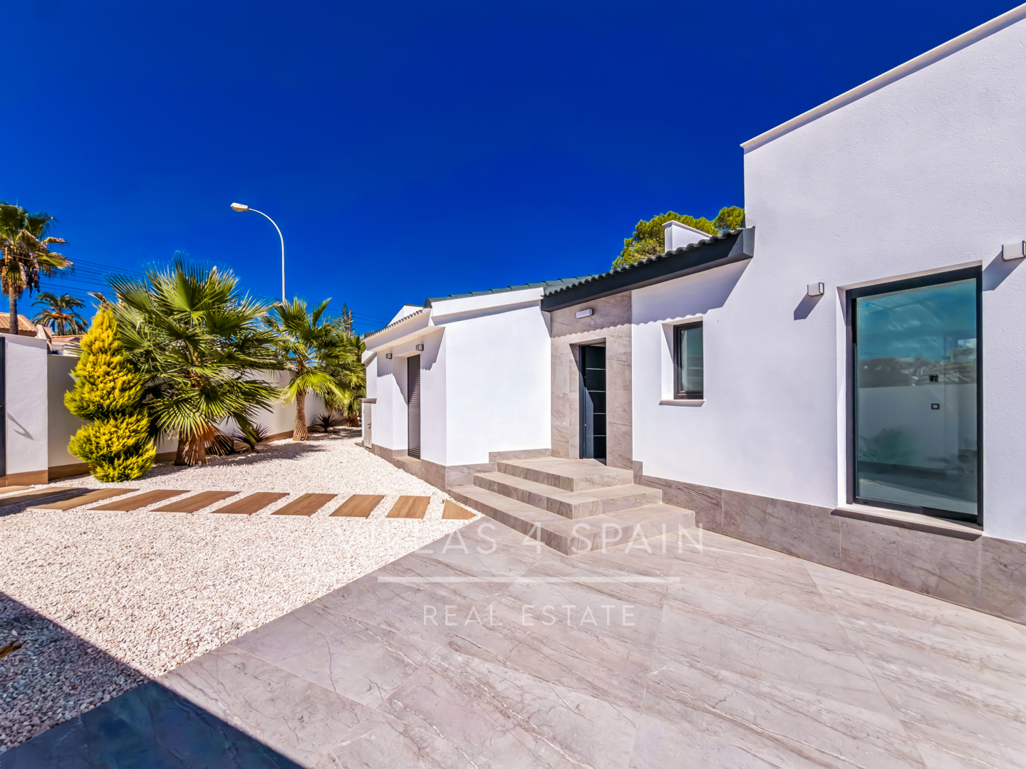 Resale - 5 Bed 4 Bath LUXURY CORNER PLOT VILLA with Pool IN CIUDAD QUESADA  -  - 