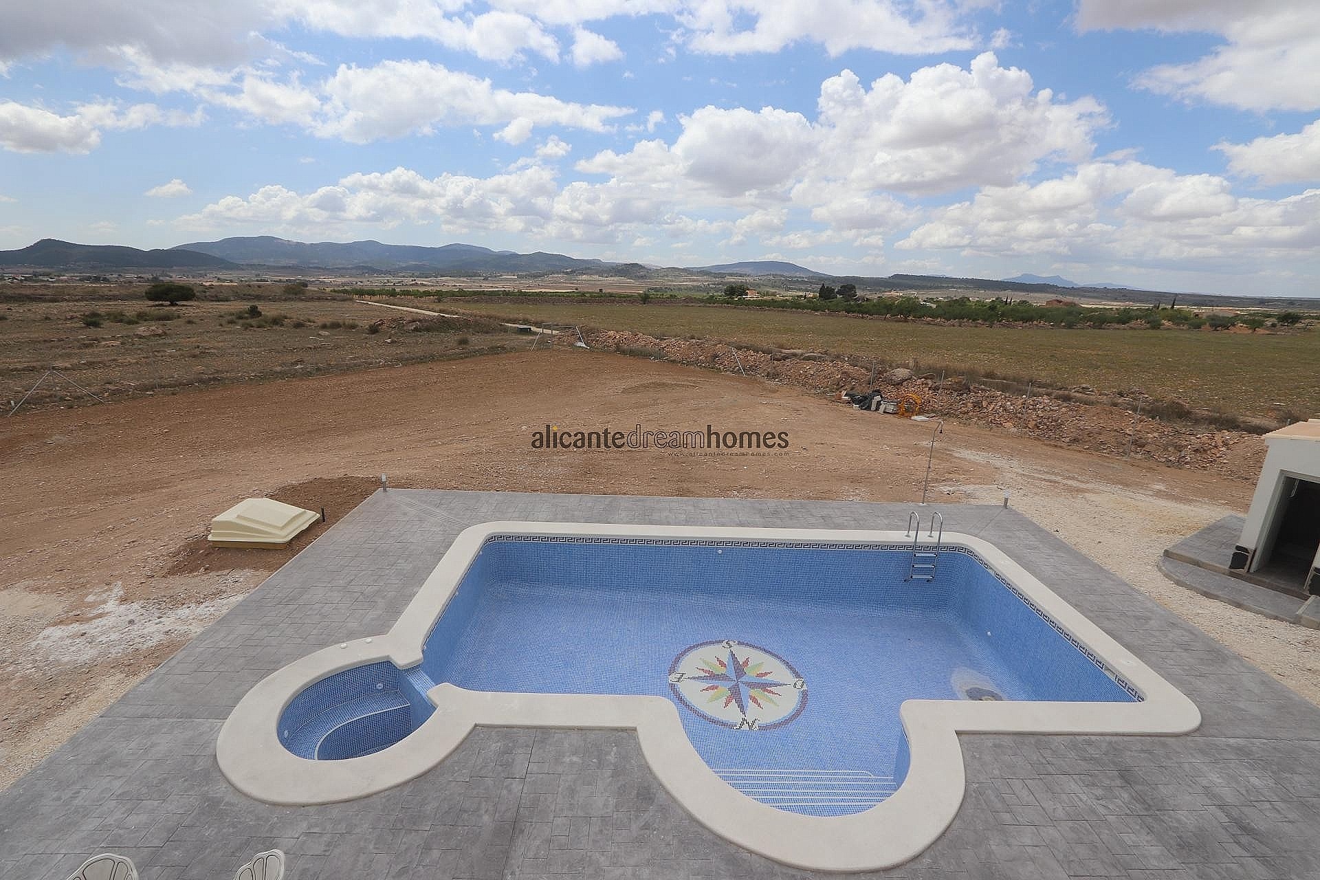 Resale - 4 Bedroom 3 Bathroom Villa in Pinoso -  - Alicante