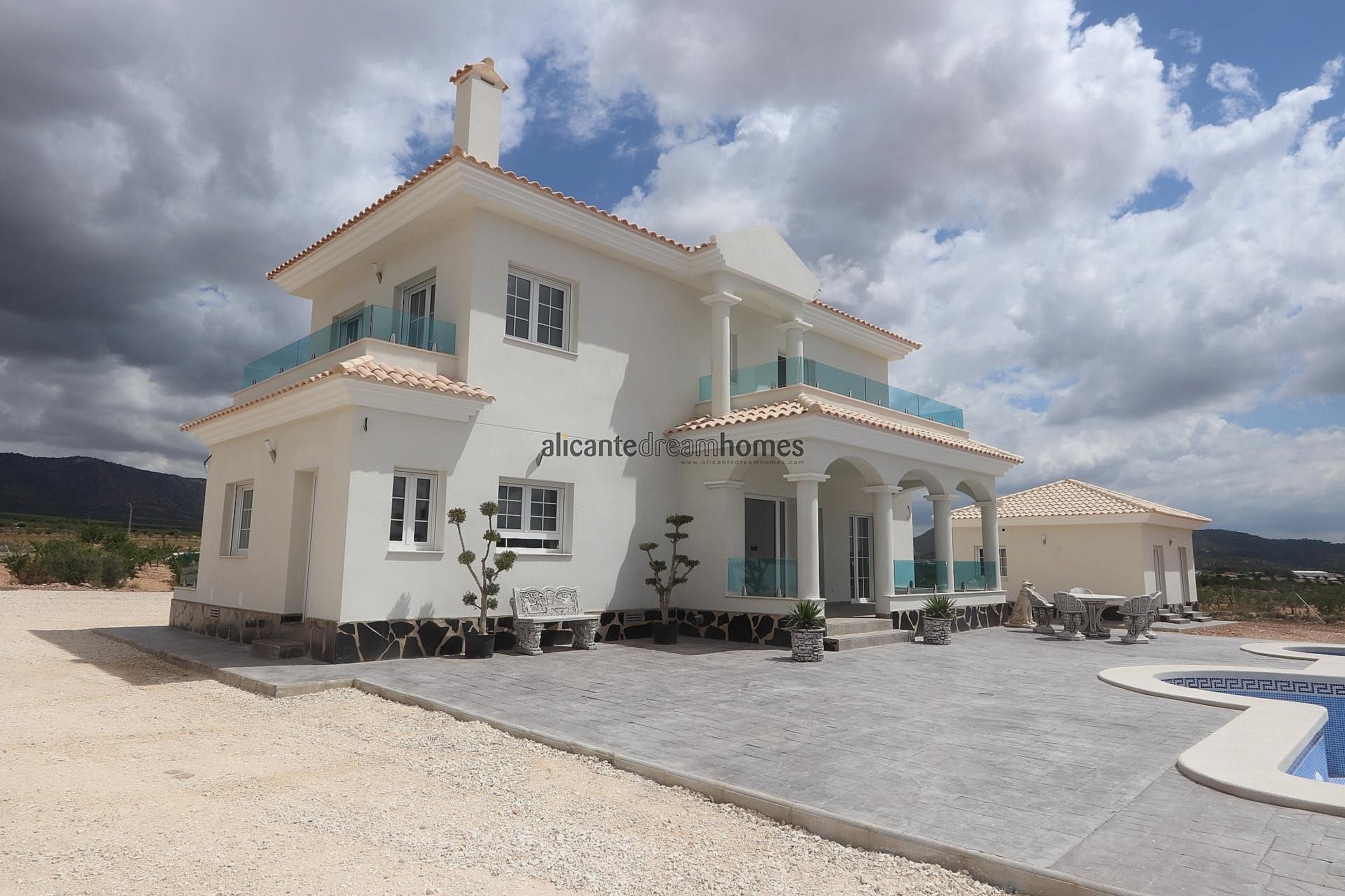 Resale - 4 Bedroom 3 Bathroom Villa in Pinoso -  - Alicante