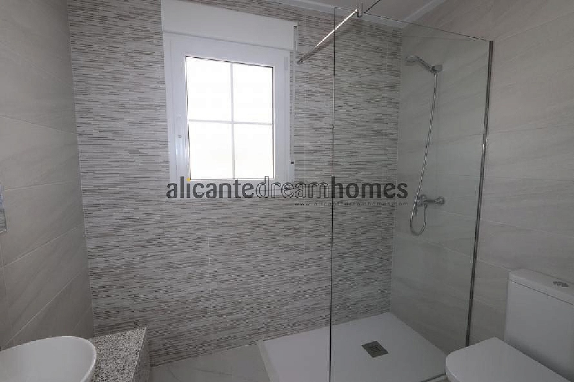 Resale - 4 Bedroom 3 Bathroom Villa in Pinoso -  - Alicante