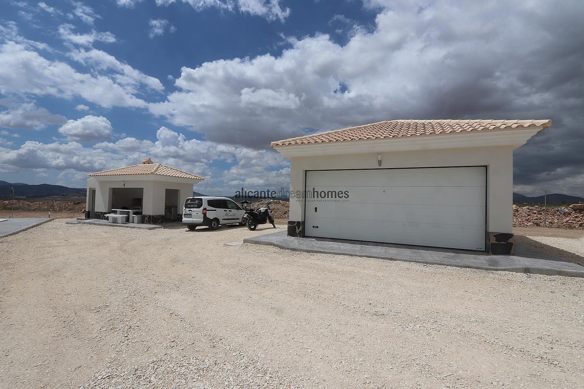 Resale - 4 Bedroom 3 Bathroom Villa in Pinoso -  - Alicante