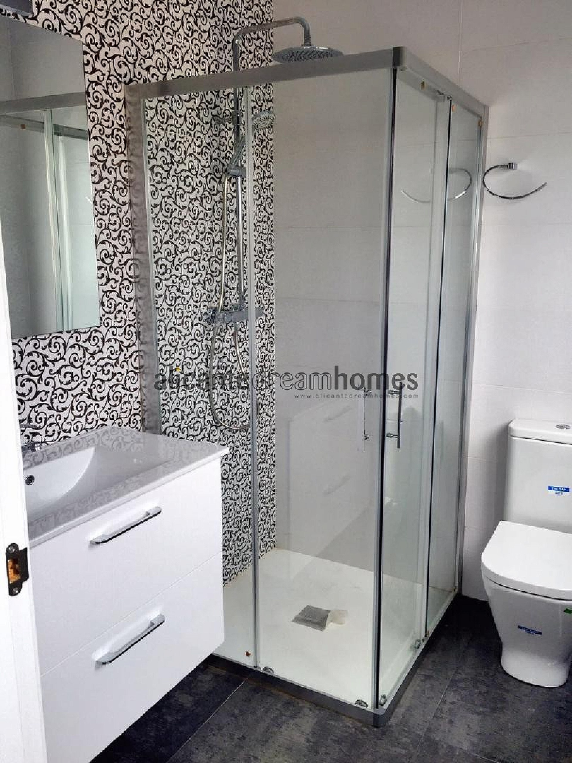 Resale - 4 Bedroom 3 Bathroom Villa in Pinoso -  - Alicante