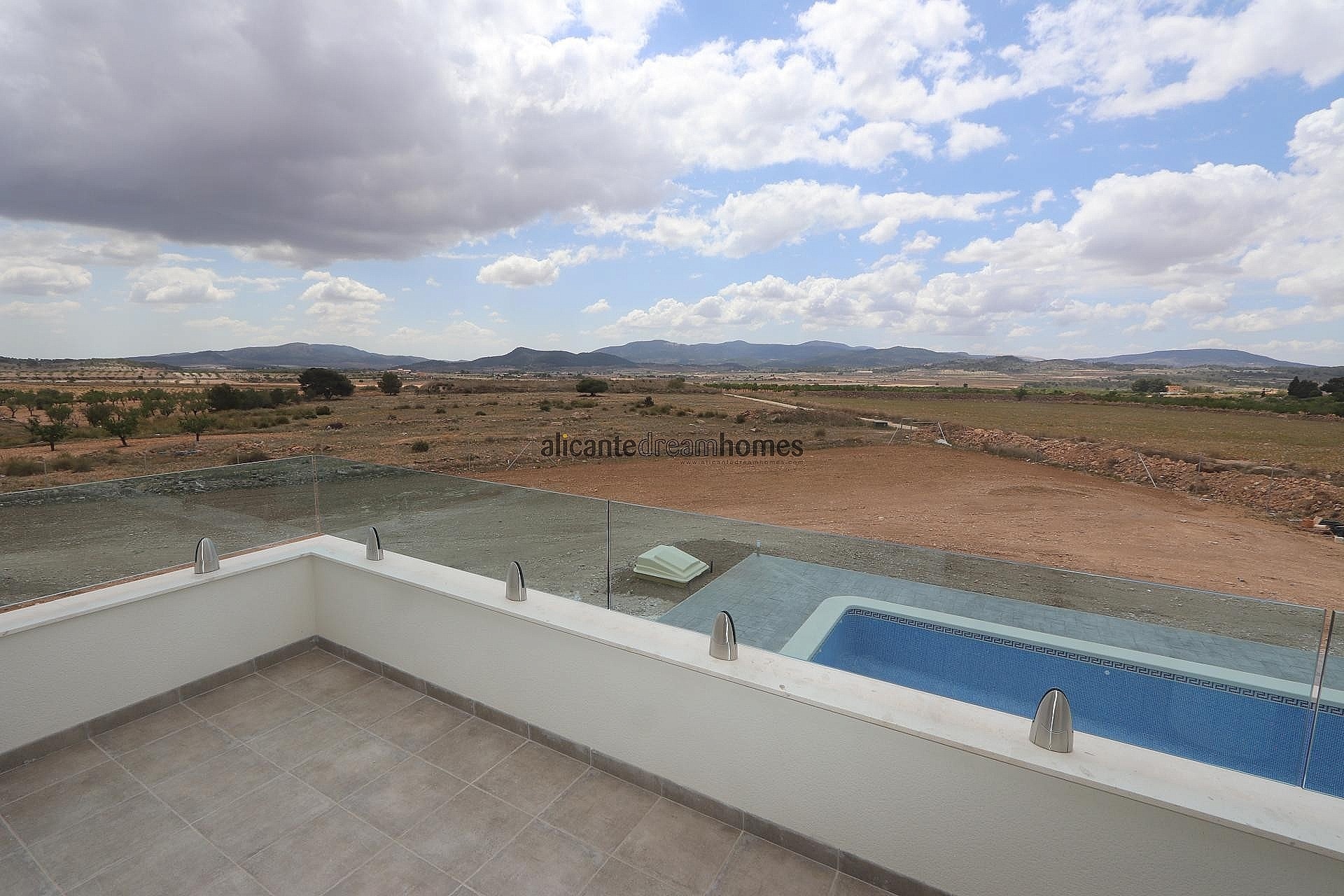 Resale - 4 Bedroom 3 Bathroom Villa in Pinoso -  - Alicante