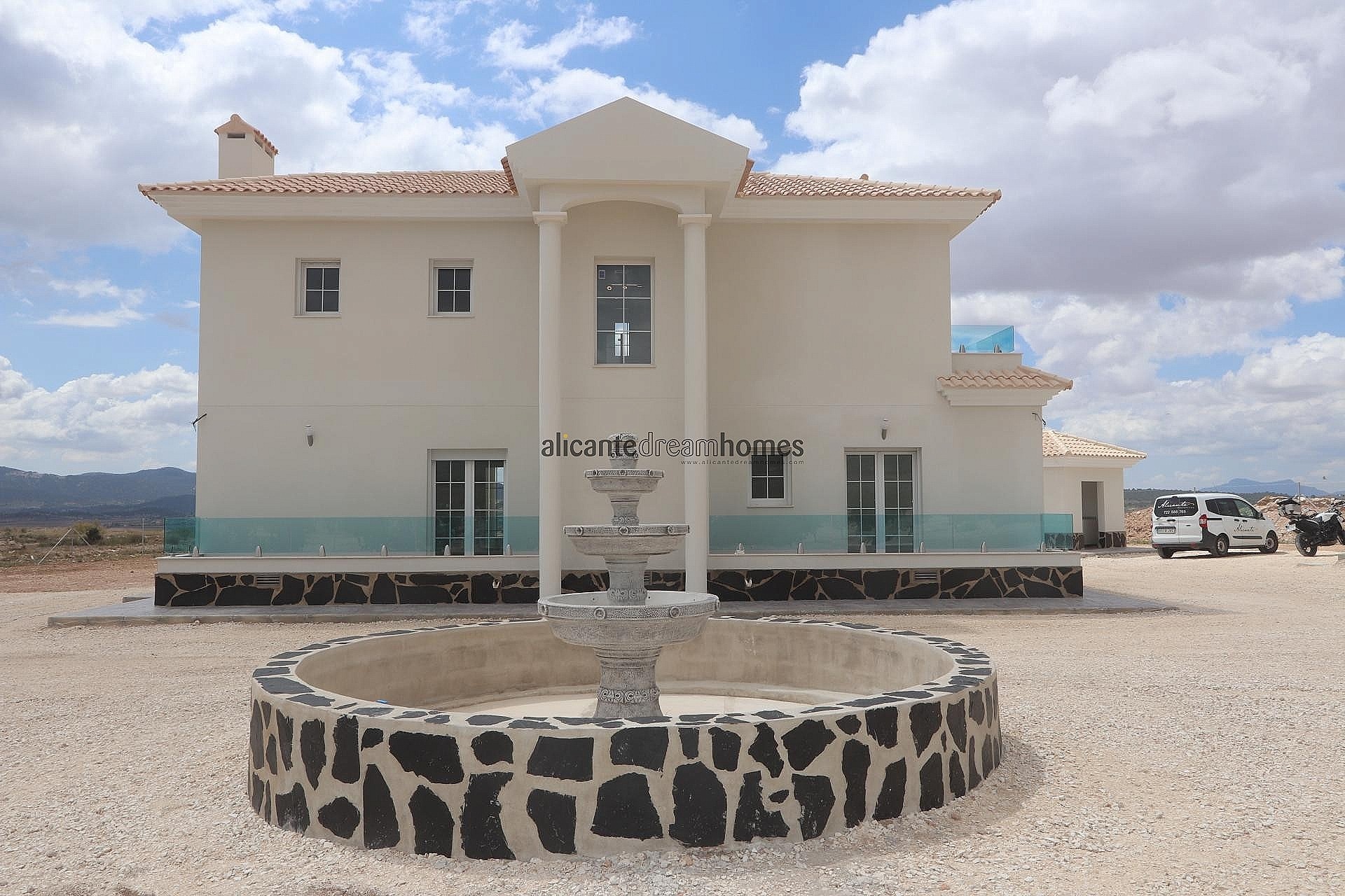 Resale - 4 Bedroom 3 Bathroom Villa in Pinoso -  - Alicante