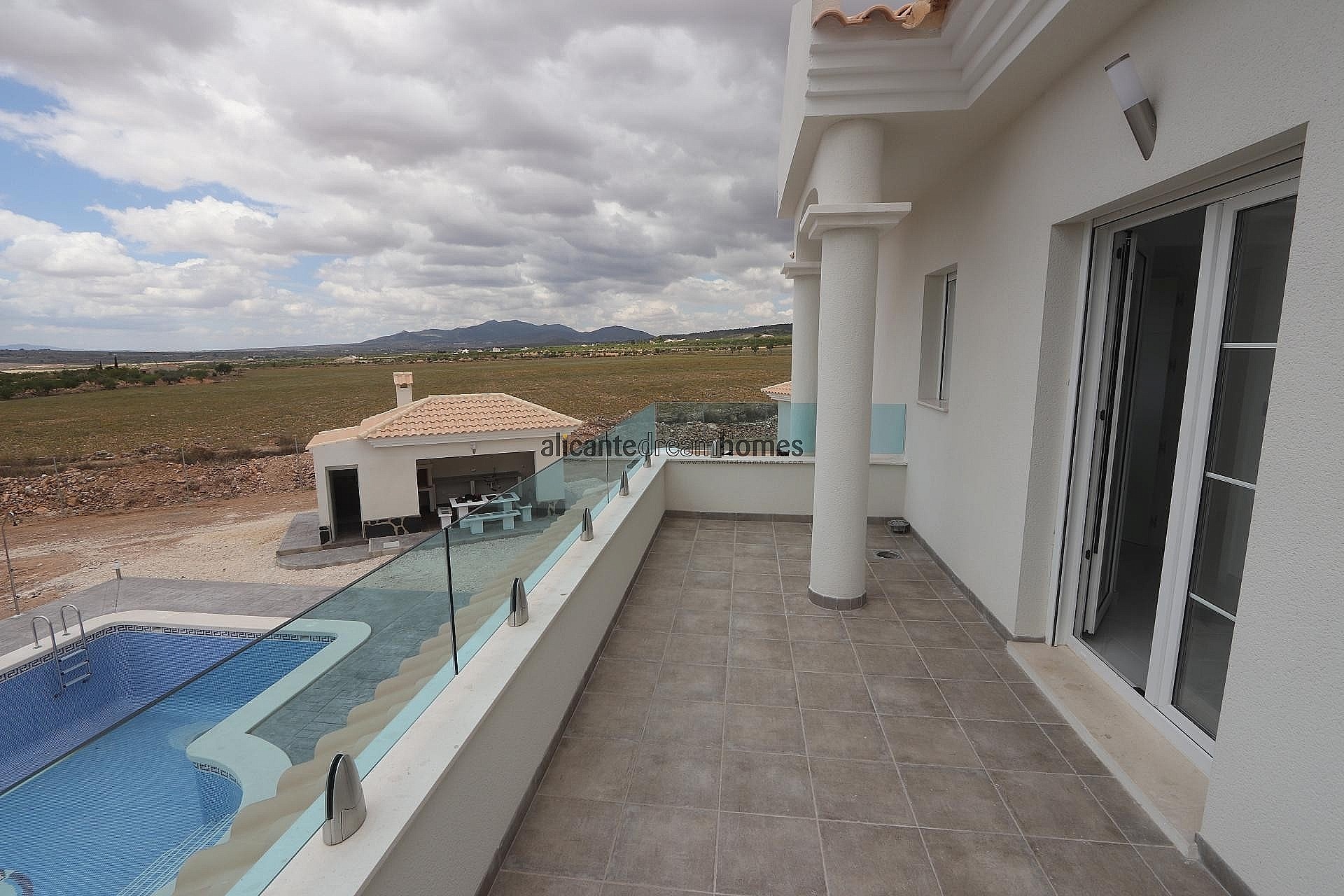 Resale - 4 Bedroom 3 Bathroom Villa in Pinoso -  - Alicante