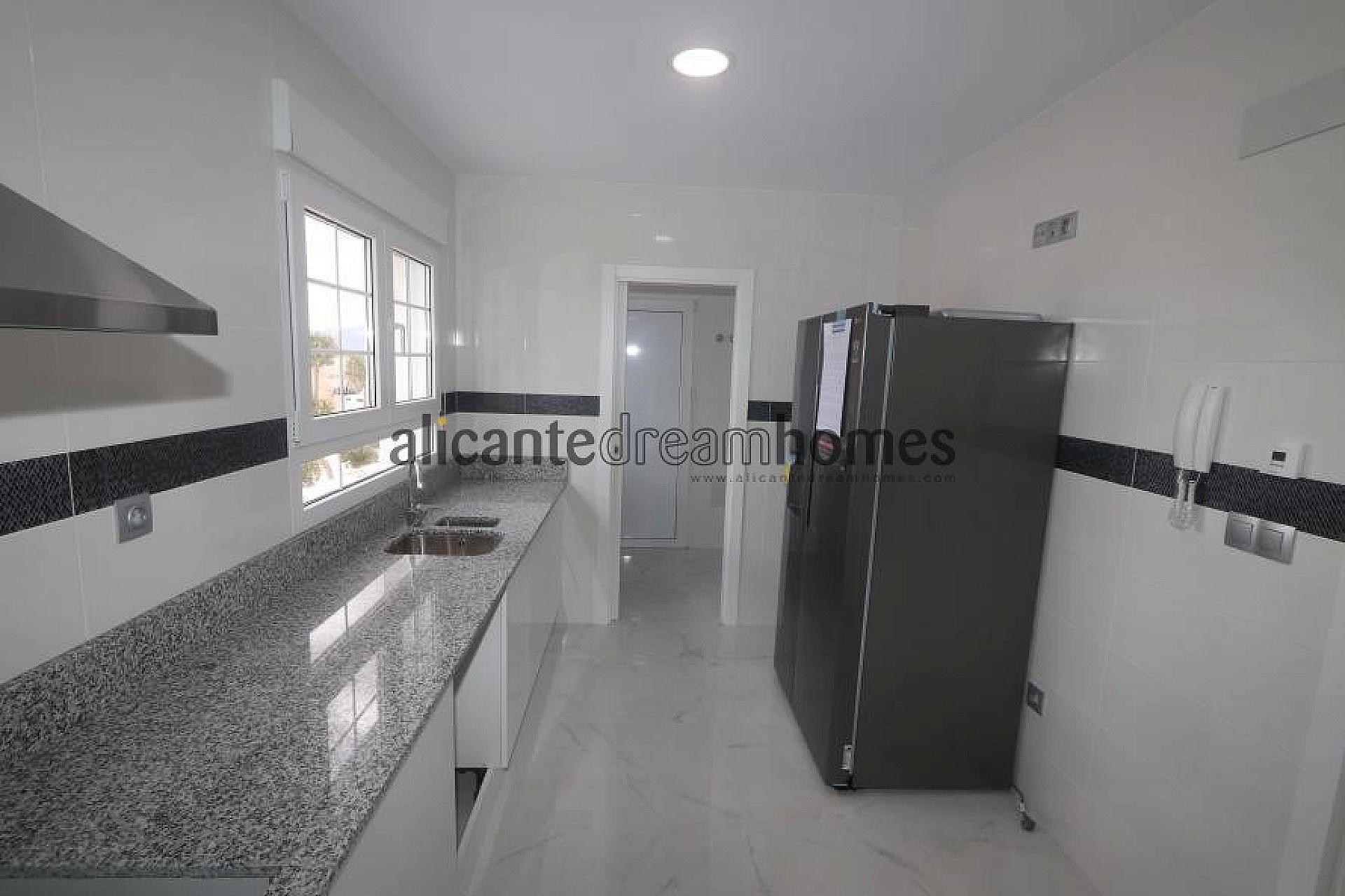 Resale - 4 Bedroom 3 Bathroom Villa in Pinoso -  - Alicante