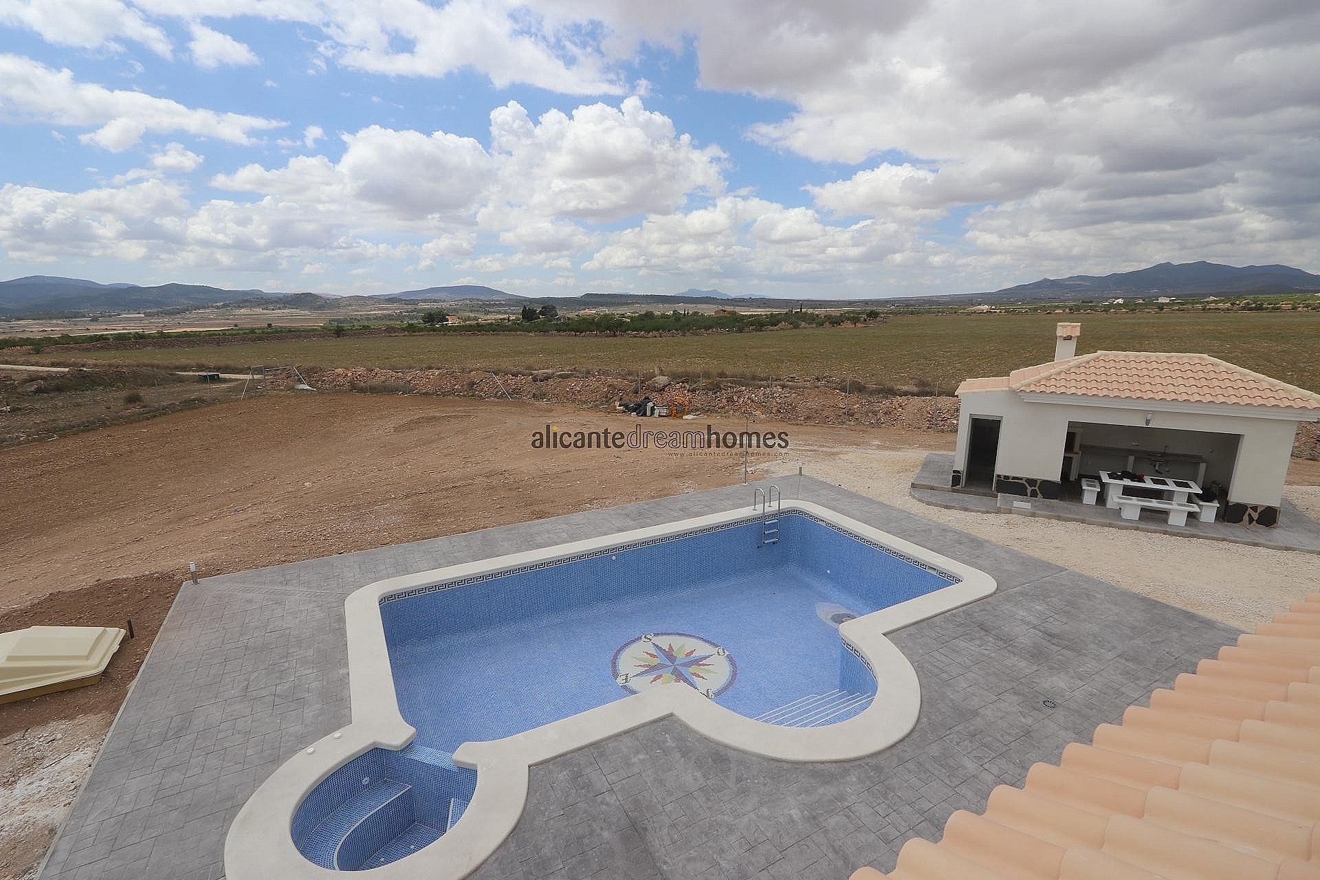 Resale - 4 Bedroom 3 Bathroom Villa in Pinoso -  - Alicante