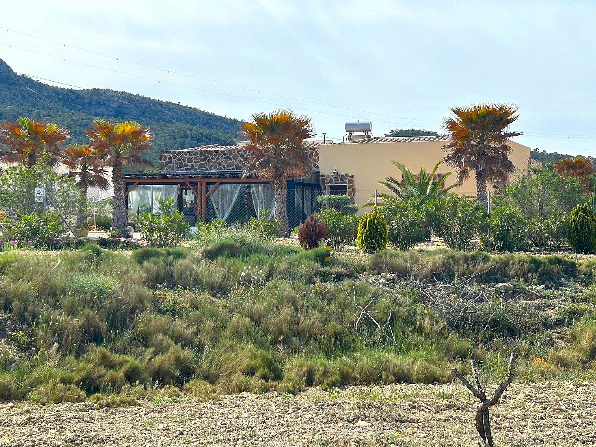 Resale - 4 Bedroom 2 Bathroom Villa in Salinas -  - Alicante