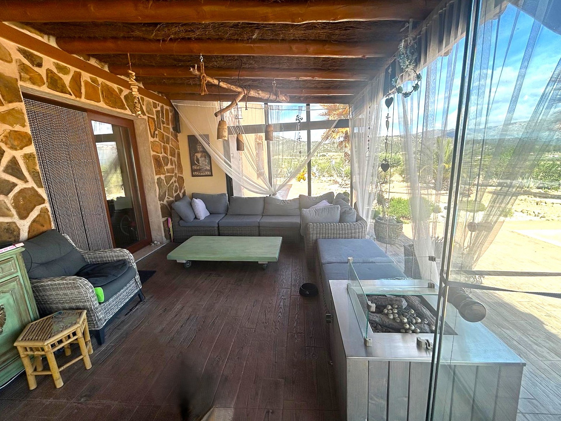 Resale - 4 Bedroom 2 Bathroom Villa in Salinas -  - Alicante