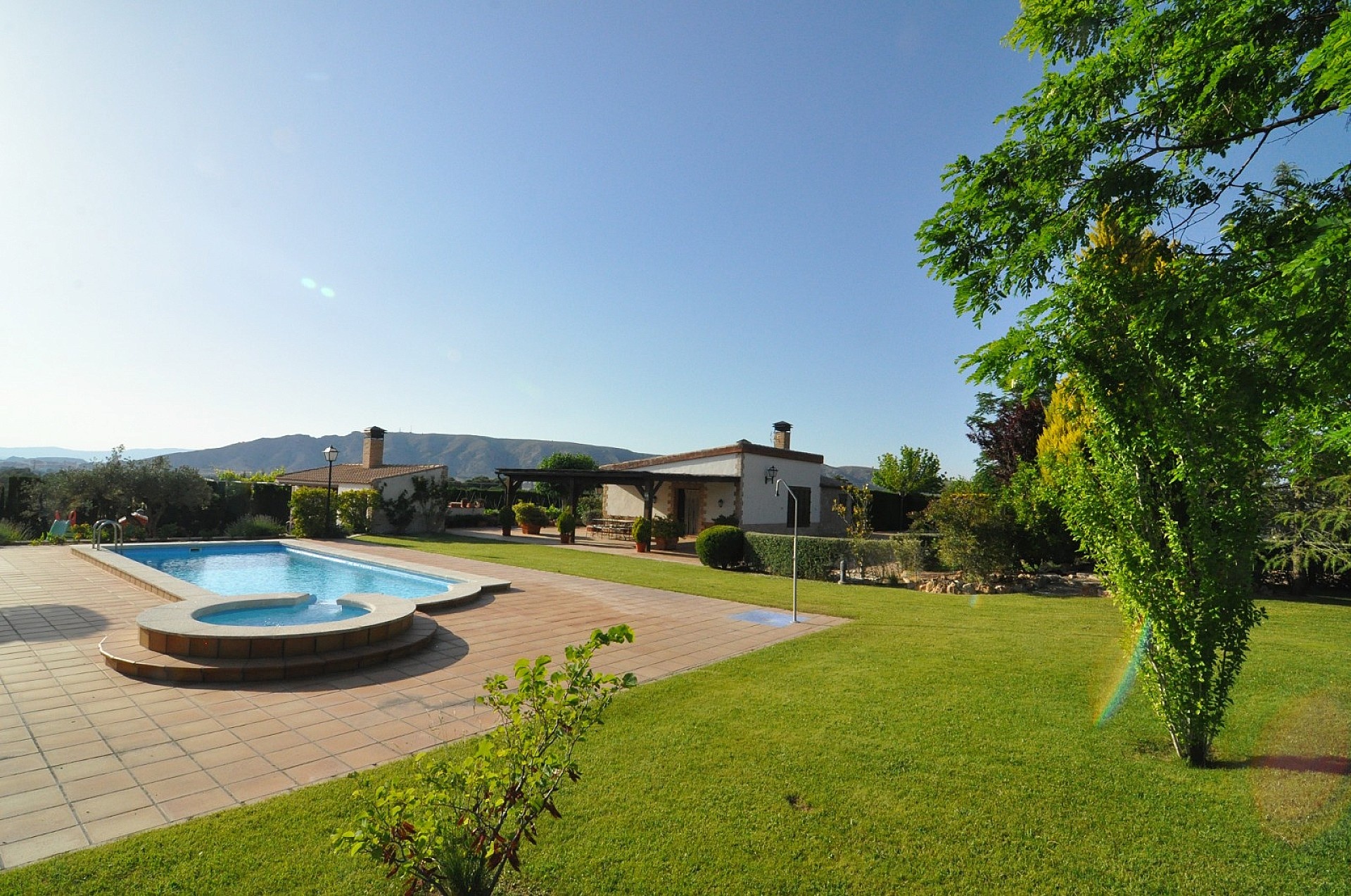 Resale - 4 Bedroom 2 Bathroom Villa in Villena -  - Alicante