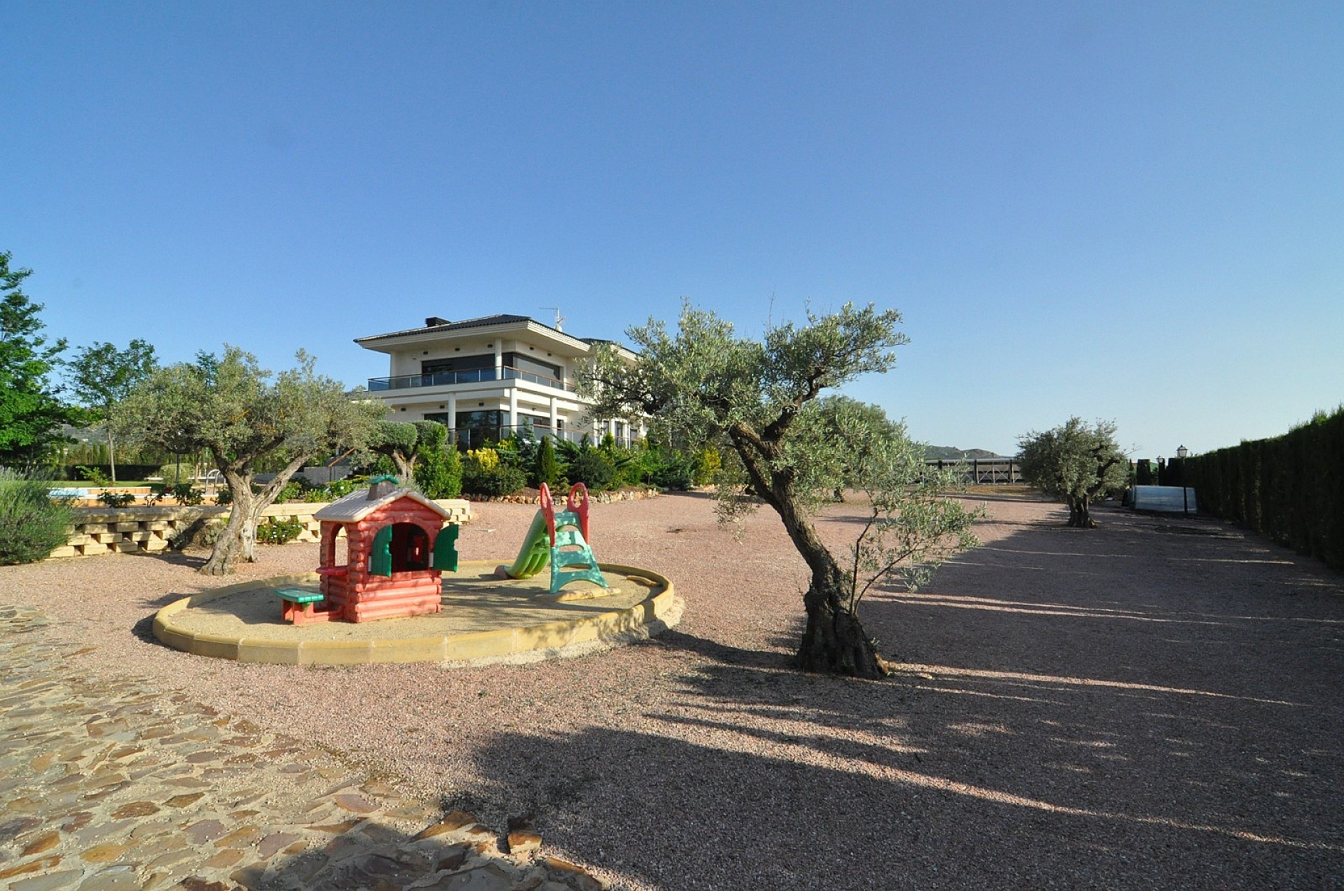 Resale - 4 Bedroom 2 Bathroom Villa in Villena -  - Alicante