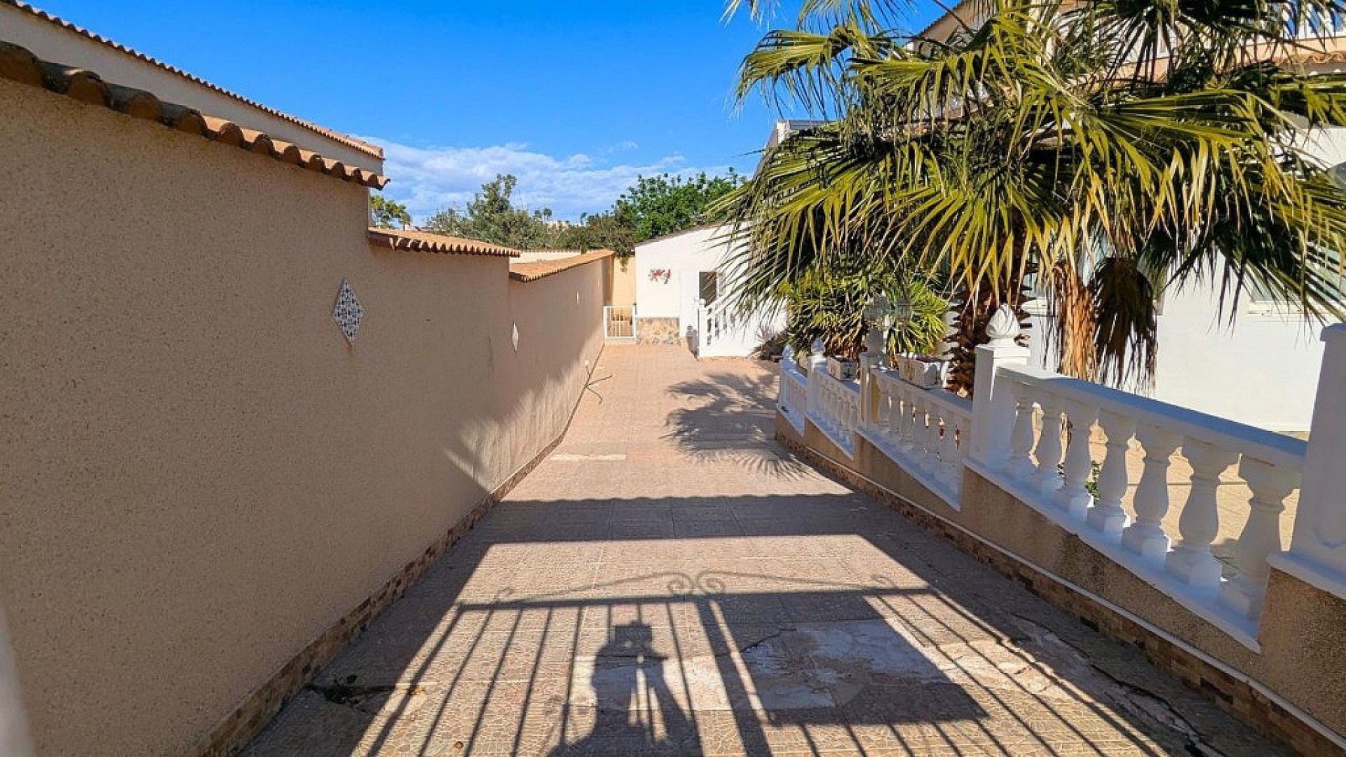 Resale - 3 Bedroom 2 Bathroom Villa in Ciudad Quesada -  - Alicante