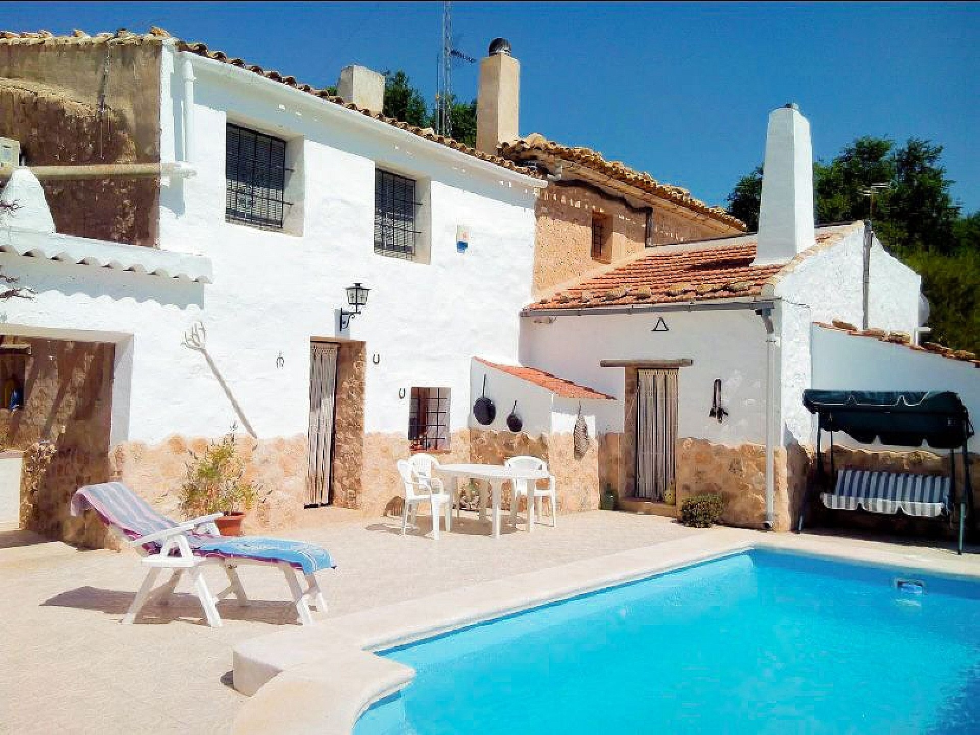 Resale - 5 Bedroom 2 Bathroom Semi-detached in Pinoso -  - Alicante