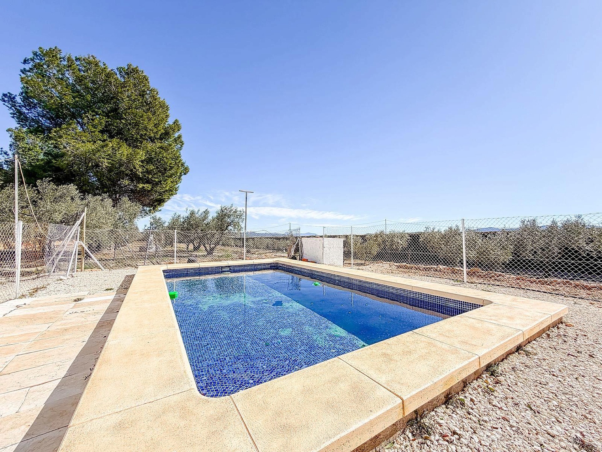 Resale - 6 Bedroom 2 Bathroom Country house in Pinoso -  - Alicante