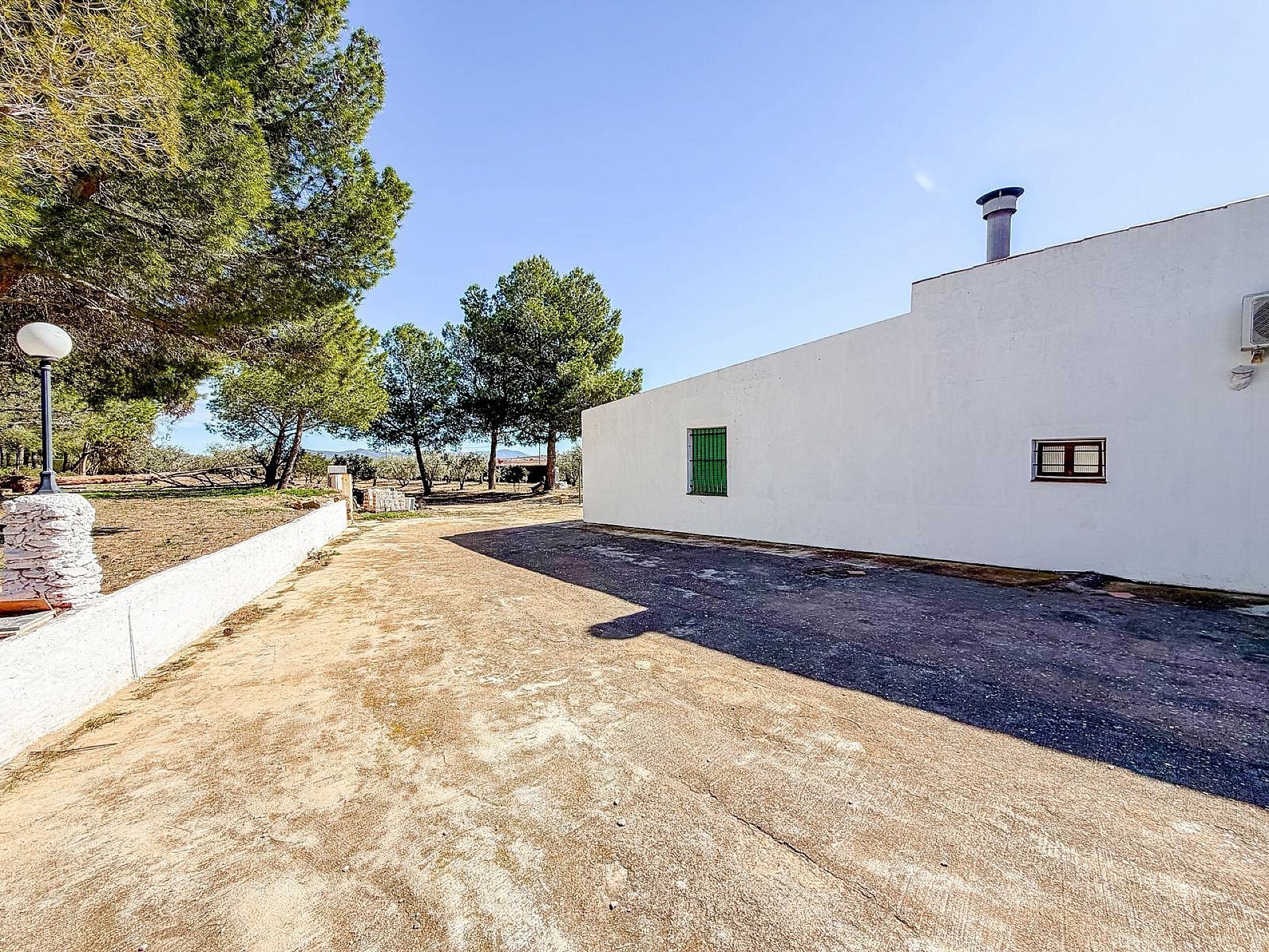 Resale - 6 Bedroom 2 Bathroom Country house in Pinoso -  - Alicante