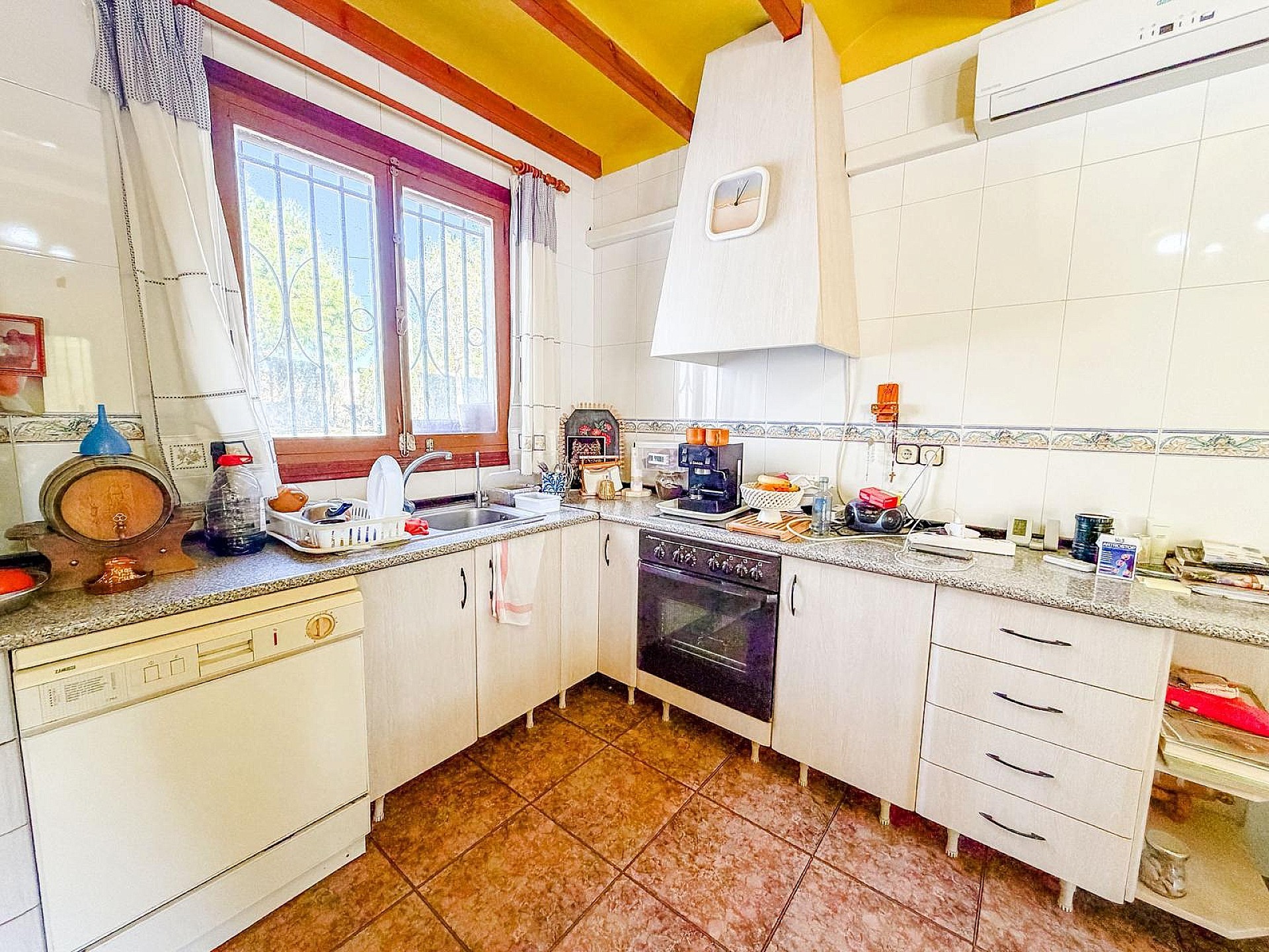 Resale - 6 Bedroom 2 Bathroom Country house in Pinoso -  - Alicante