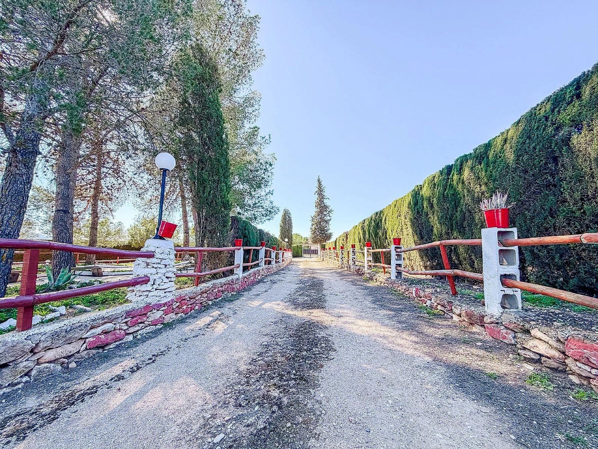 Resale - 6 Bedroom 2 Bathroom Country house in Pinoso -  - Alicante