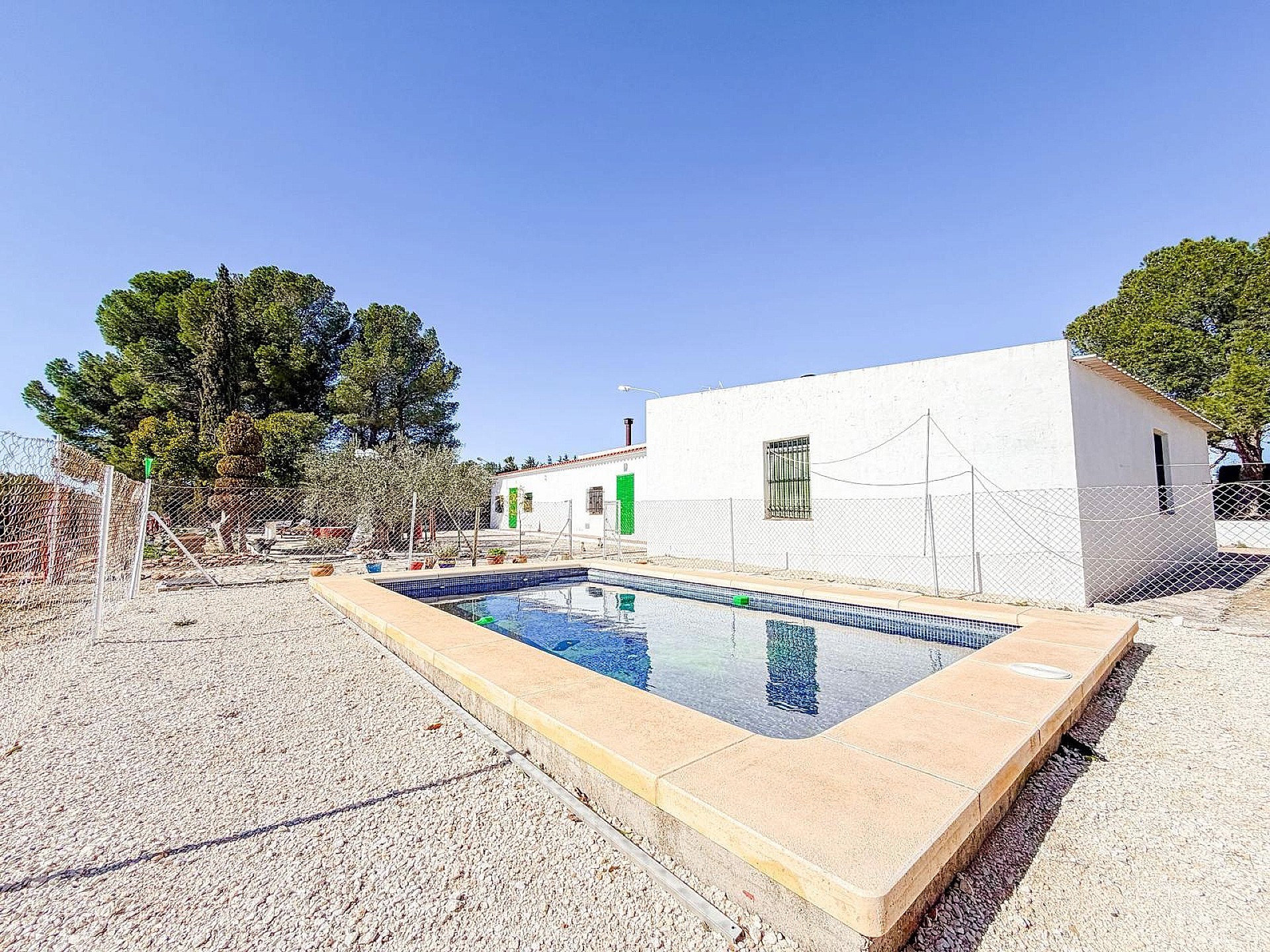 Resale - 6 Bedroom 2 Bathroom Country house in Pinoso -  - Alicante